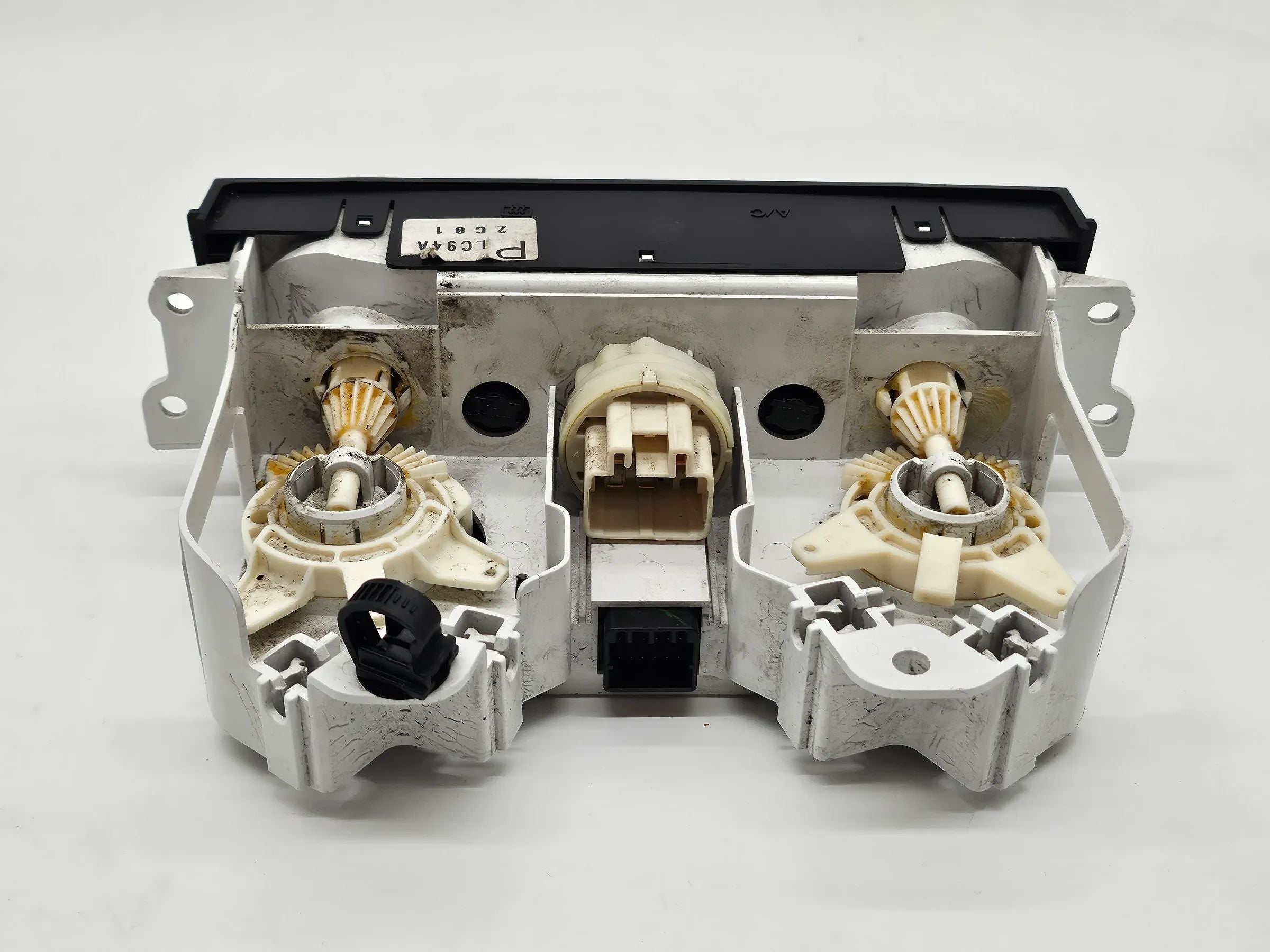 Oryginalny panel sterowania klimatyzacją Mazda MPV II PLC94A2C01