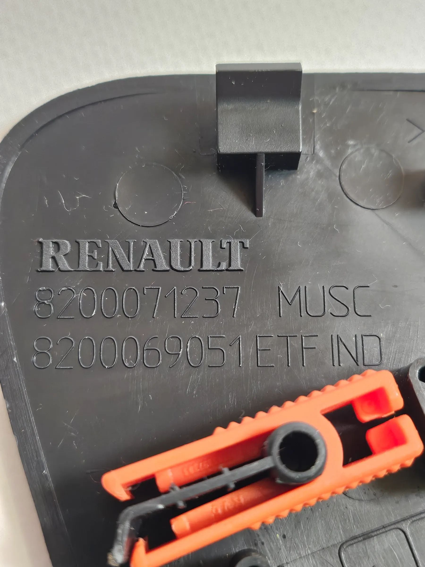 Renault CLIO 2 II  2001-2005 Abdeckung Sicherungen Links  8200071237