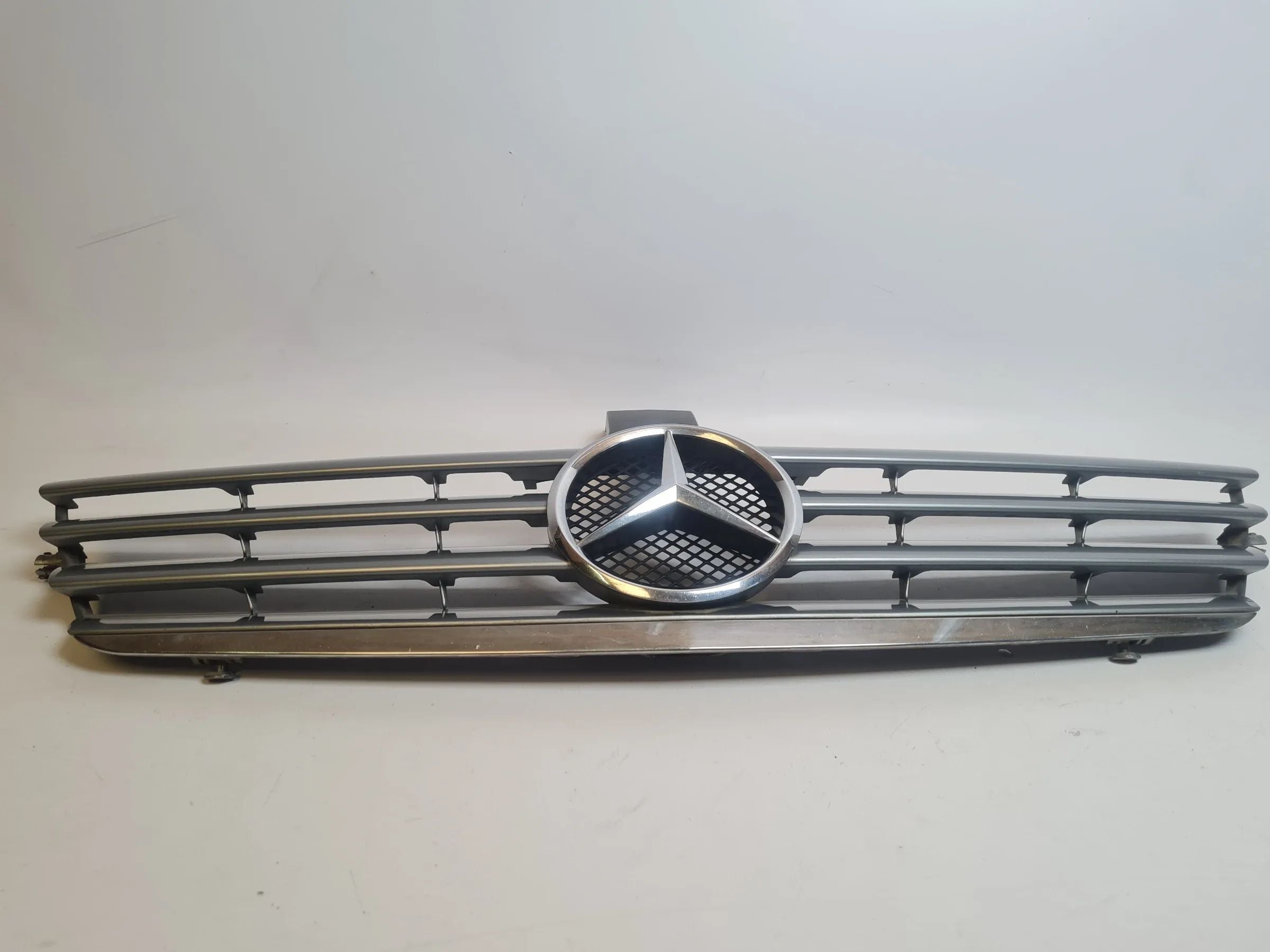 Original Mercedes-Benz C-Klasse (W203) Kühlergrill A2038800383