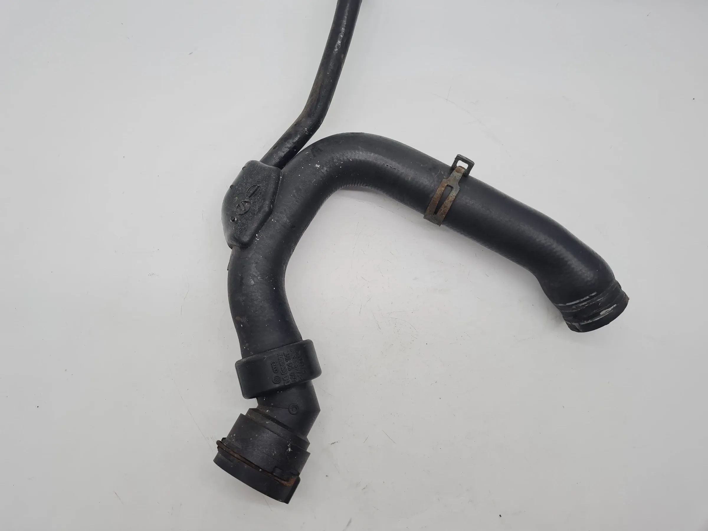 Original Audi A6 (4B2/4B4) 2.4 V6 Kühlerschlauch Kühlwasser 4B0121101C
