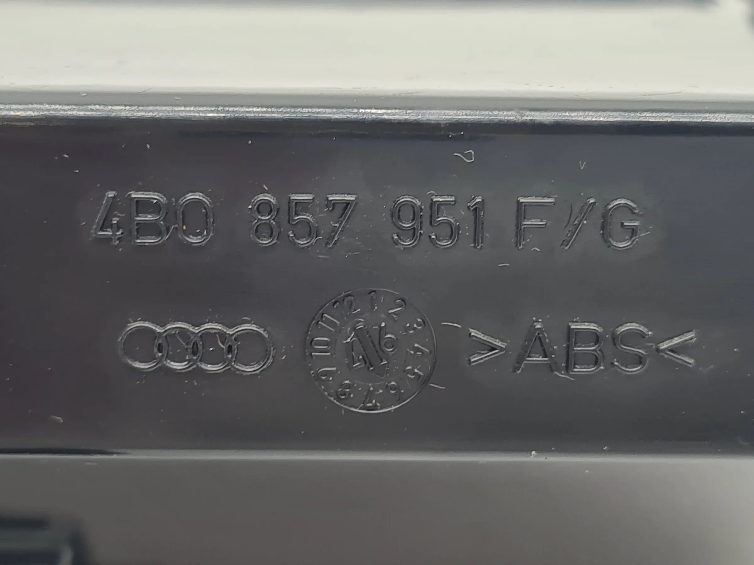 Original Audi A6 (4B2/4B4) Aschenbecher Links Schwarz 4B0857951 F/G
