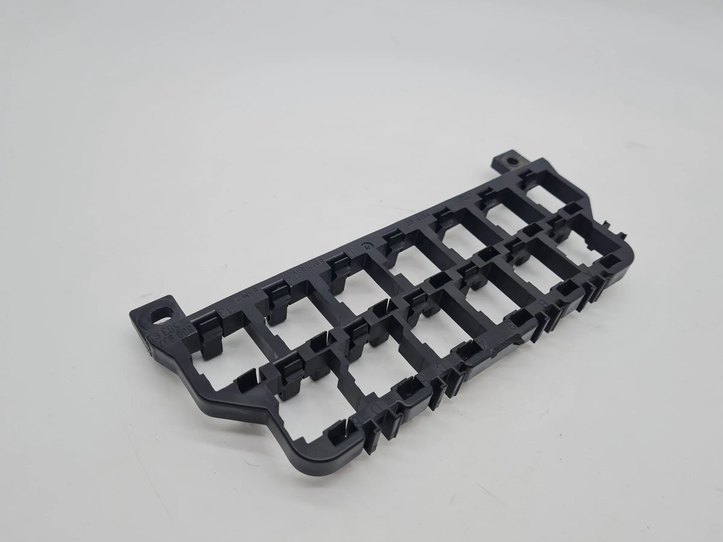 Original Audi A6 (4B2/4B4) Relais Stecker Leiste Träger 8D0937503E
