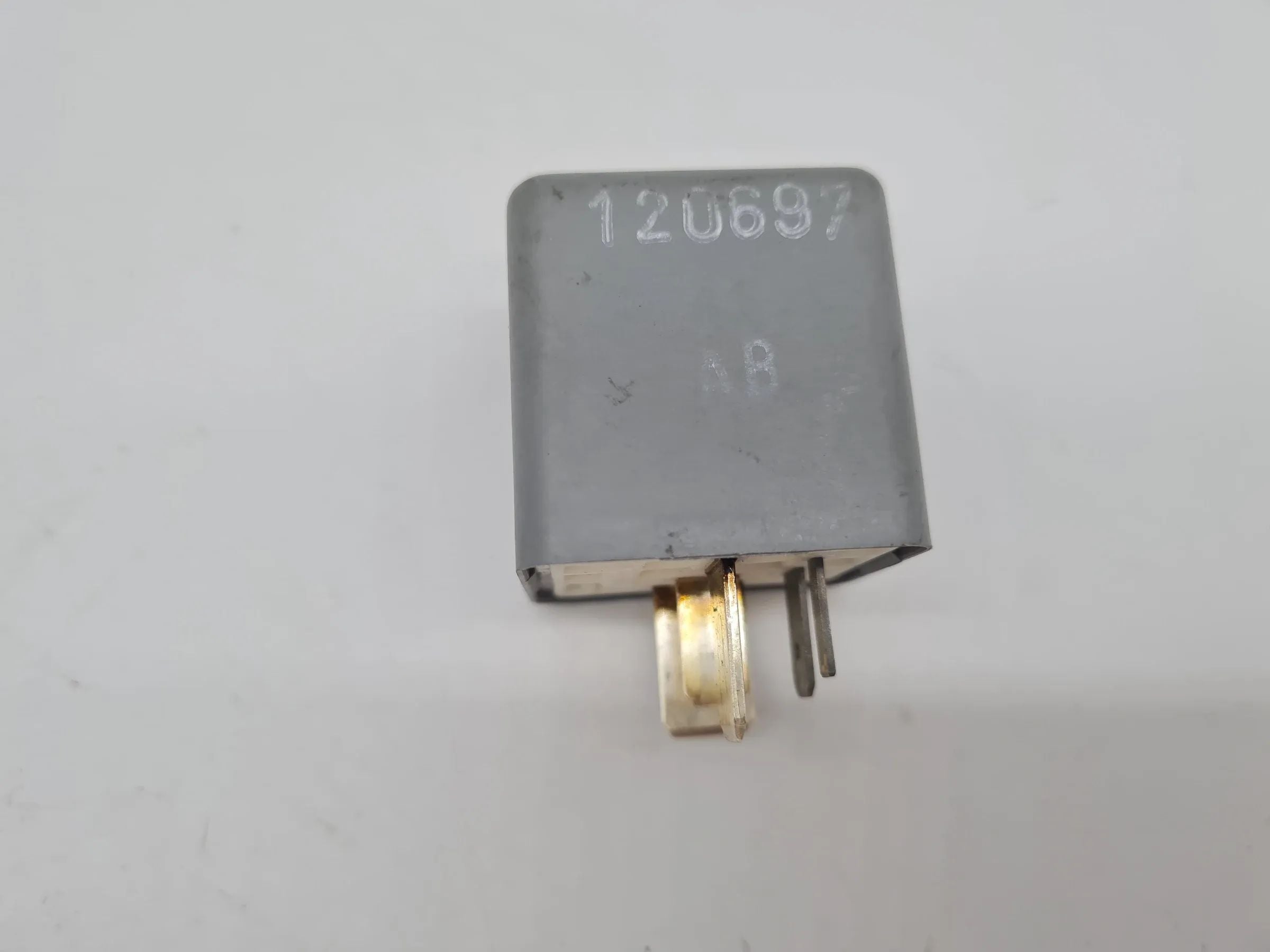 Original Audi A6 (4B2/4B4) Kraftstoffpumpenrelais Relais 4D0951253