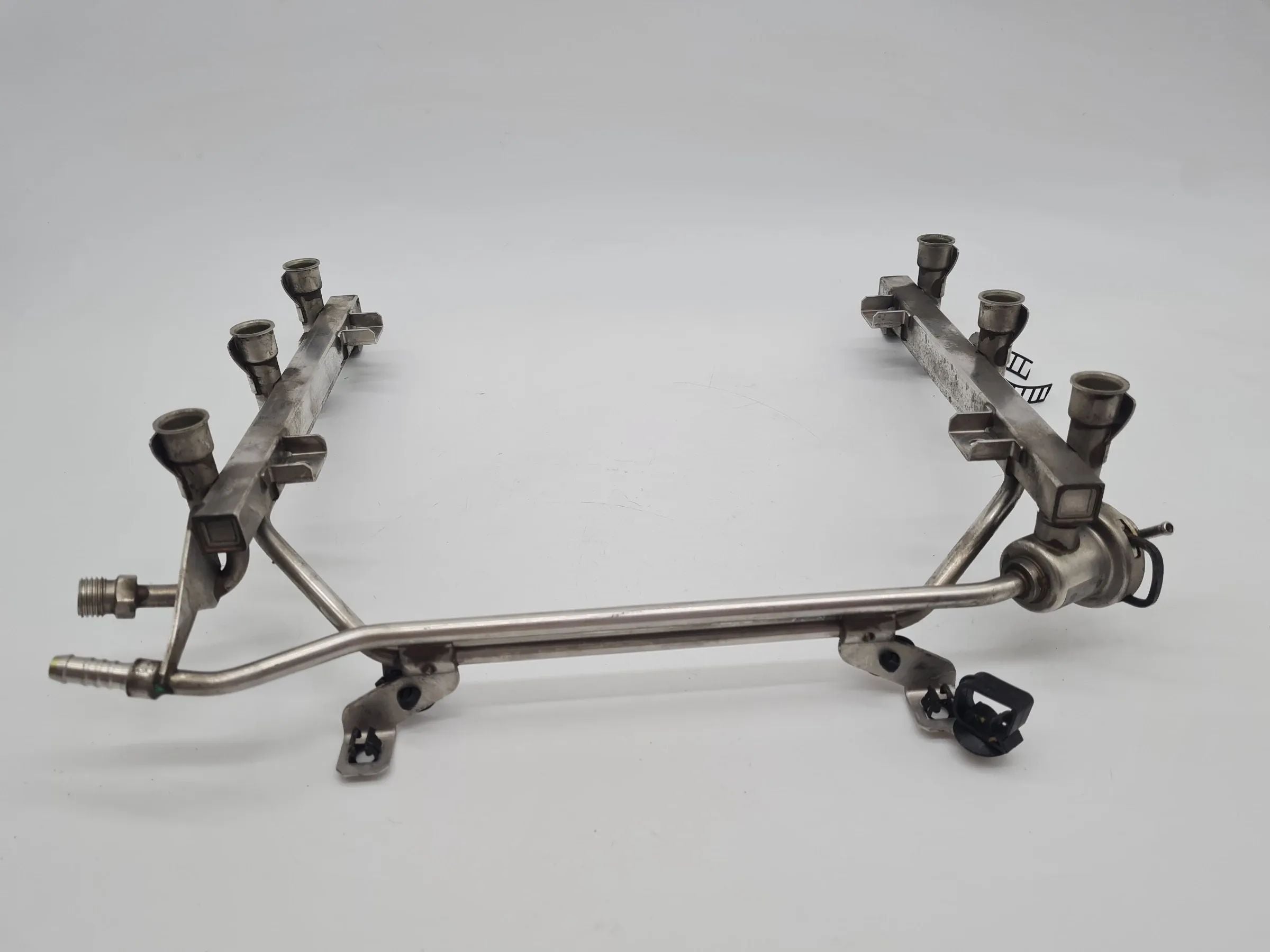 Original Audi A6 (4B2/4B4) 2.4 V6 121KW AGA Einspritzleiste 078133681AJ