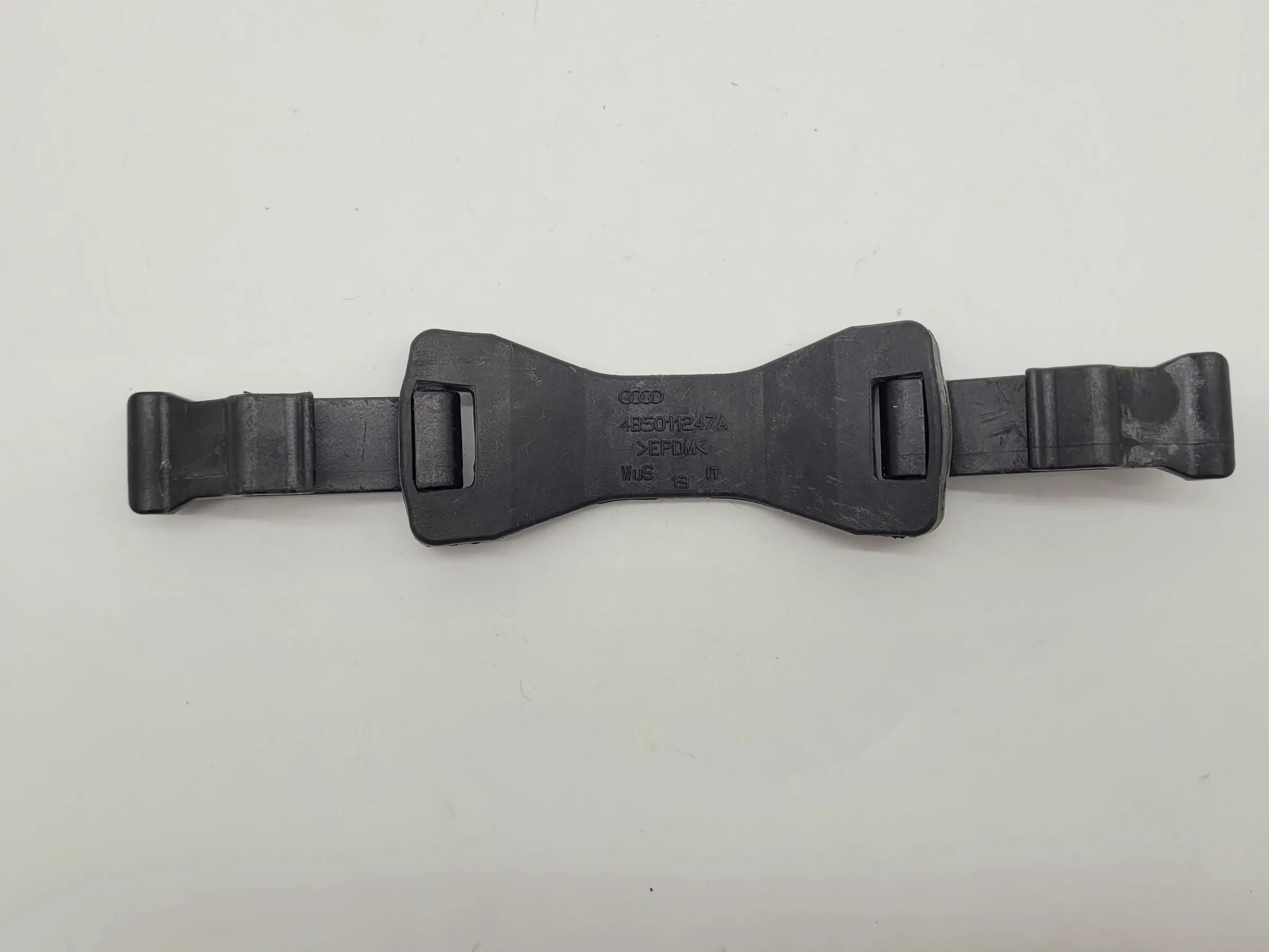 Original Audi A6 (4B2/4B4) Halterung Gummi Lasche 4B5011247A