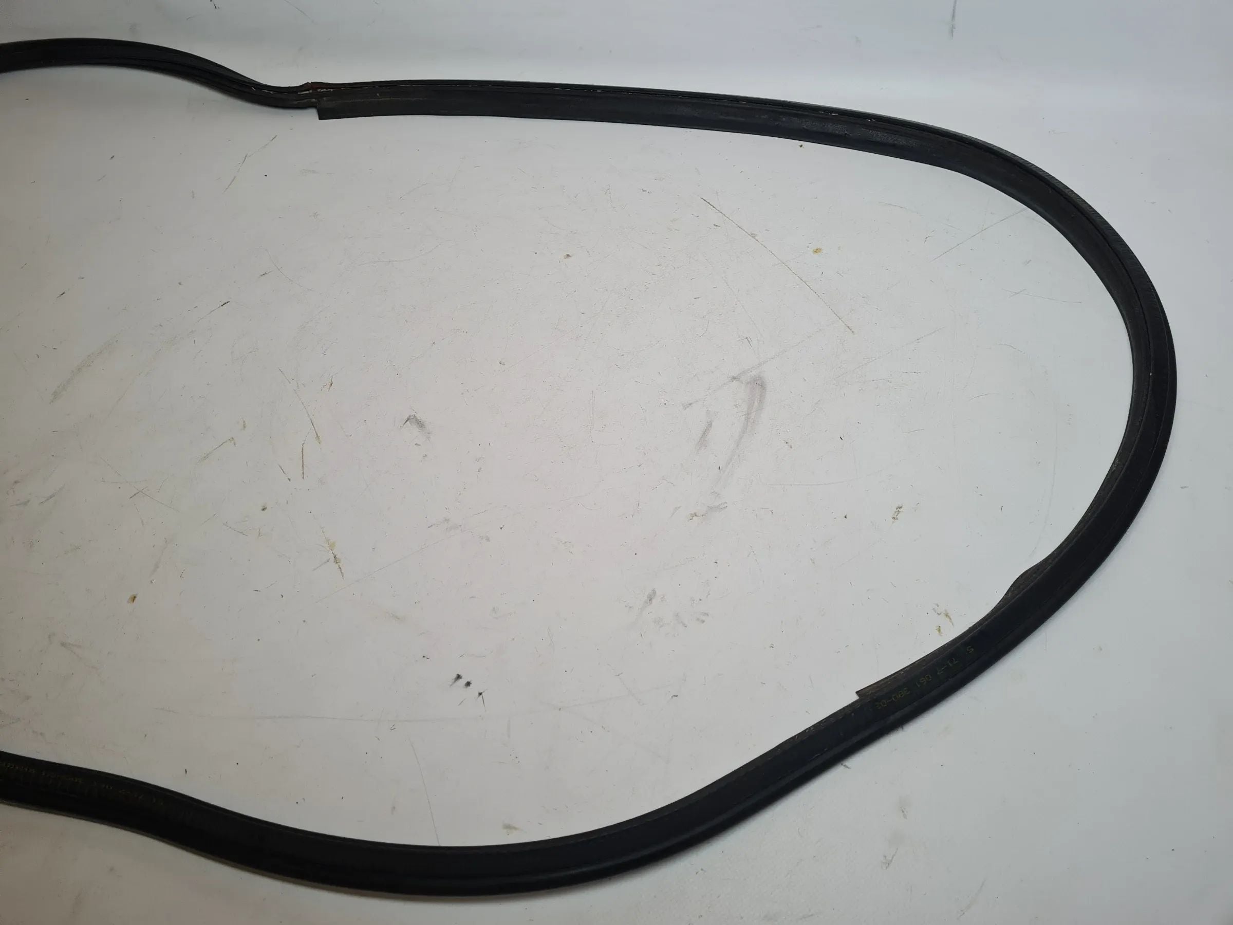 ยางกันซึมกระจกหลัง BMW 5er (E60/E61) แท้ หมายเลข 51.71-7061390-03