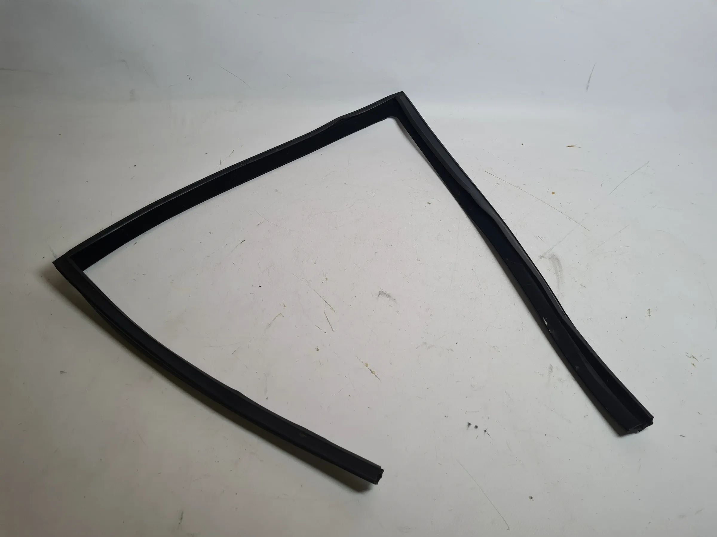 ซีลยางแนวหน้าต่างแท้ BMW 5er E39 ด้านขวาหลัง 8159818 / 34.6406