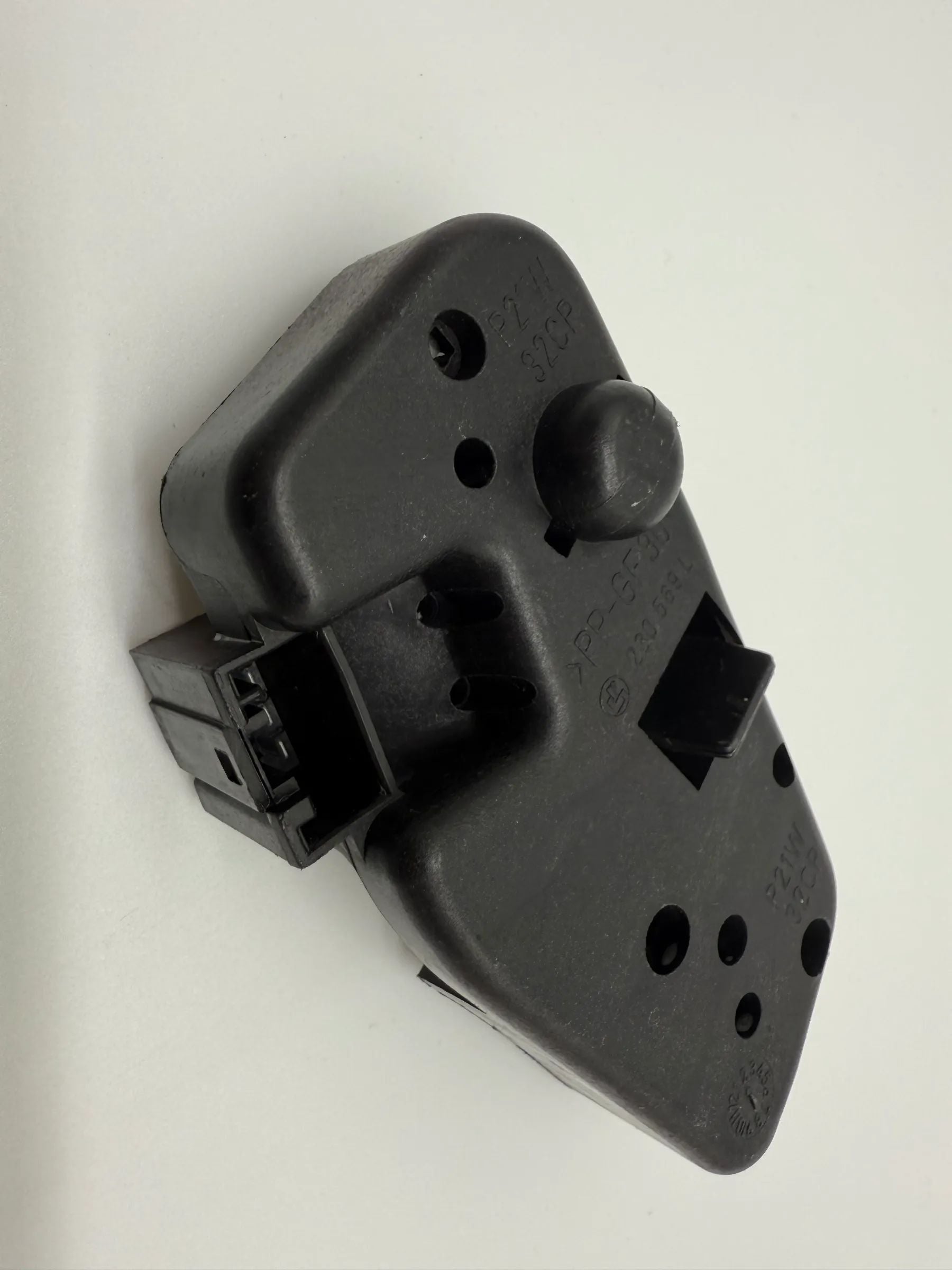 Оригинальный держатель лампы заднего фонаря BMW E46 левый 230569L / 230537L