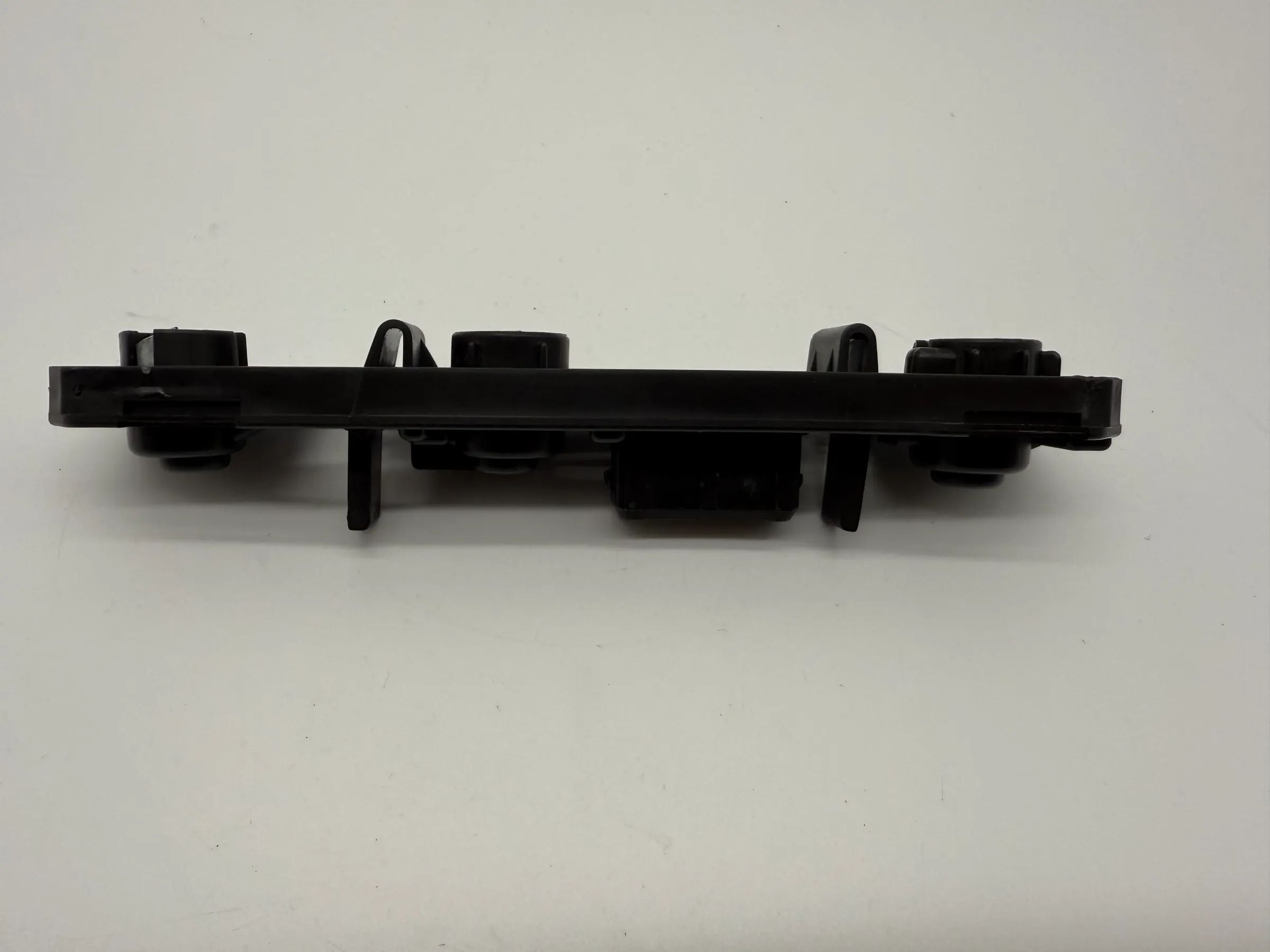Oryginalny uchwyt lampy tylnej Peugeot 306 93-97 L/P Yorka 5045