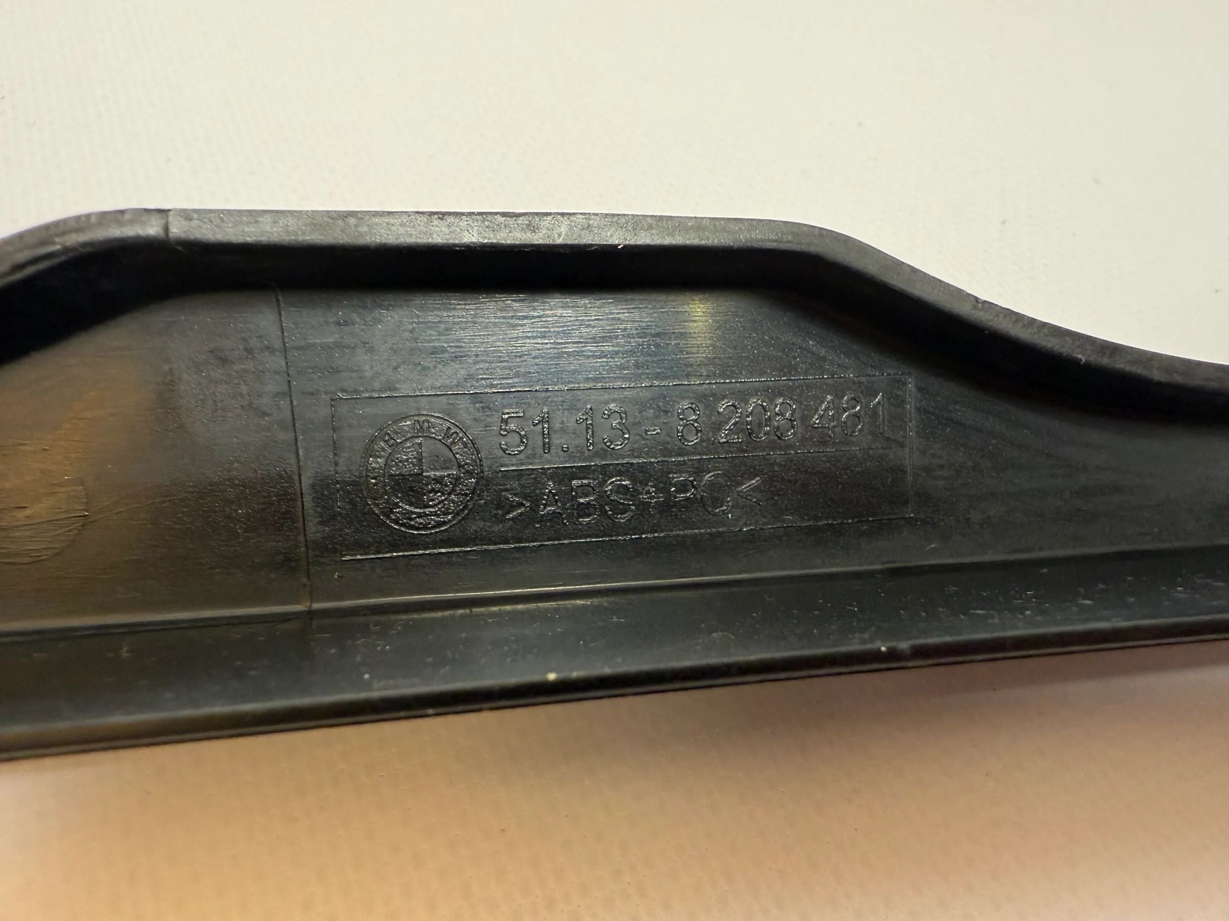 Oryginalna listwa ozdobna BMW 3er E46 osłona reflektora lewa zielona 51.13-8208481