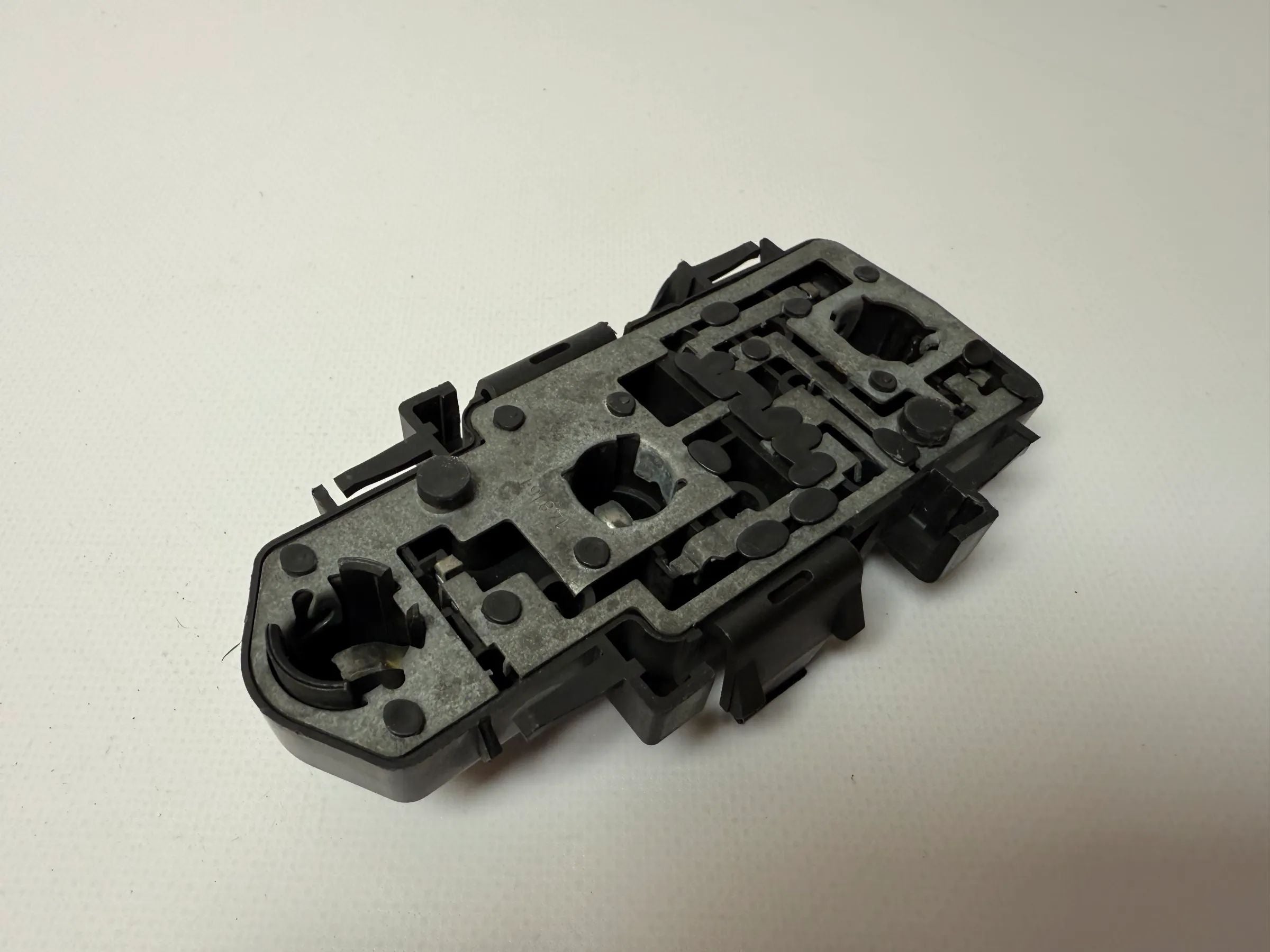 Oryginalny uchwyt lampy tylnej Audi A6 (4B) L/P Hella B5831BLRF / 148162