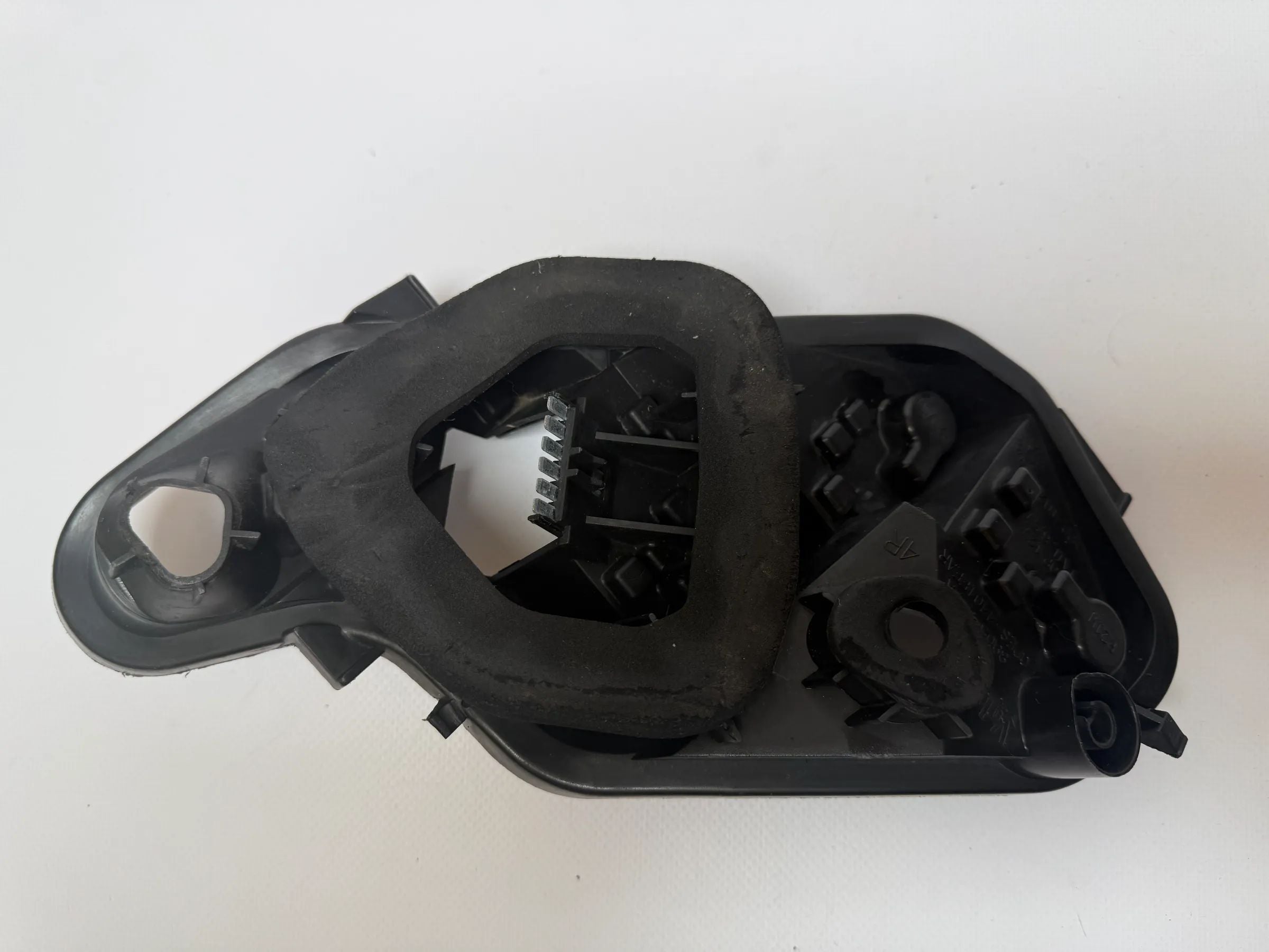 อะไหล่แท้ Opel Corsa D (S07) 89037877A ขายึดไฟท้ายขวา