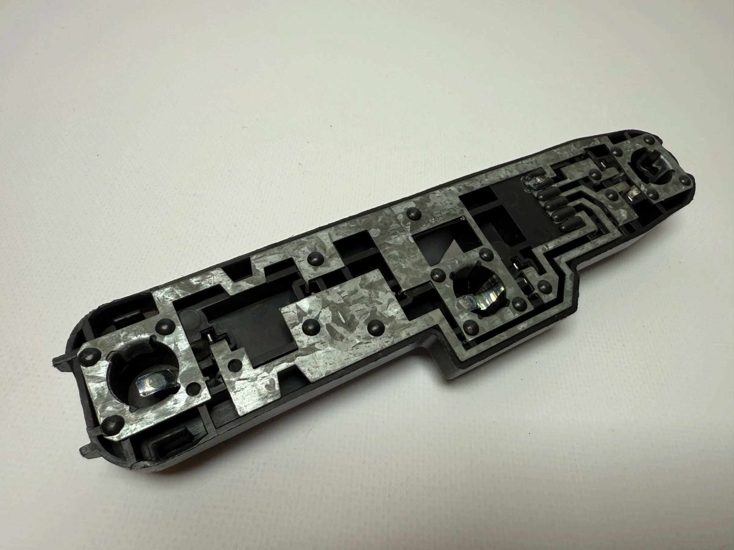 純正RenaultメガーヌI右リアランプブラケット Mako 39680751