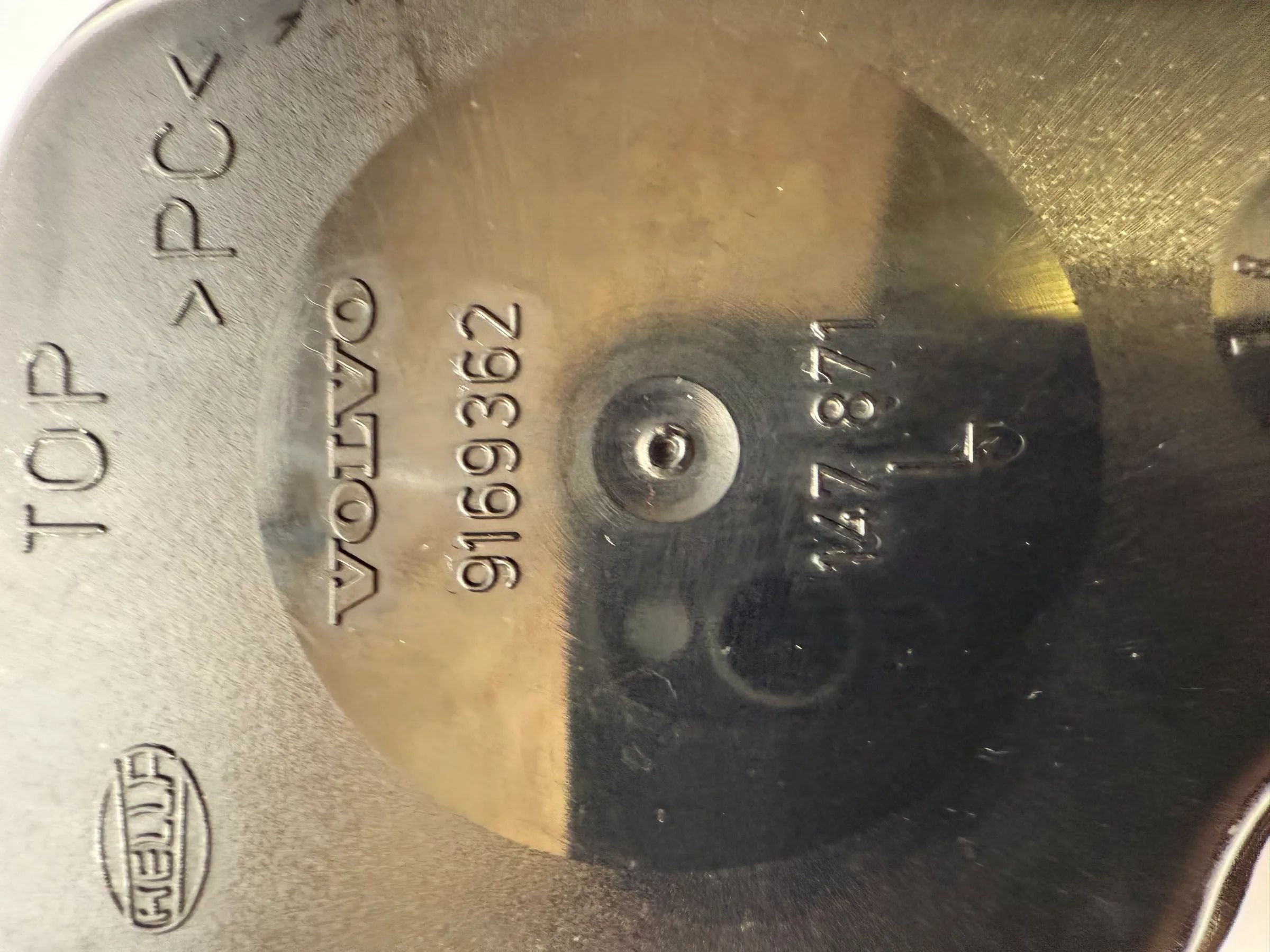 Oryginalna pokrywa reflektora Volvo V70/C70/S70 lewa 9169362 / 147871