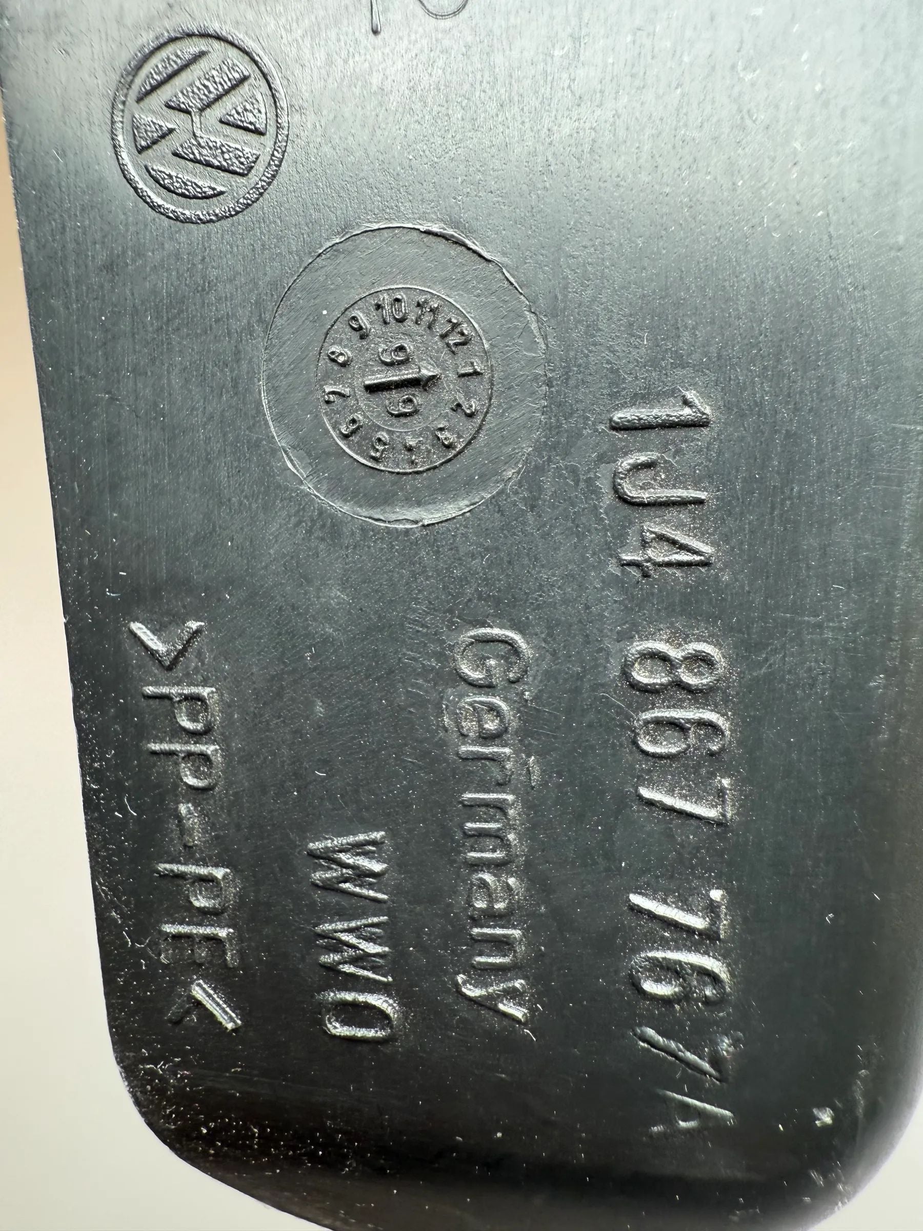 Oryginalna osłona boczna słupka C lewa VW Golf 4 IV 1J4 867 767 A