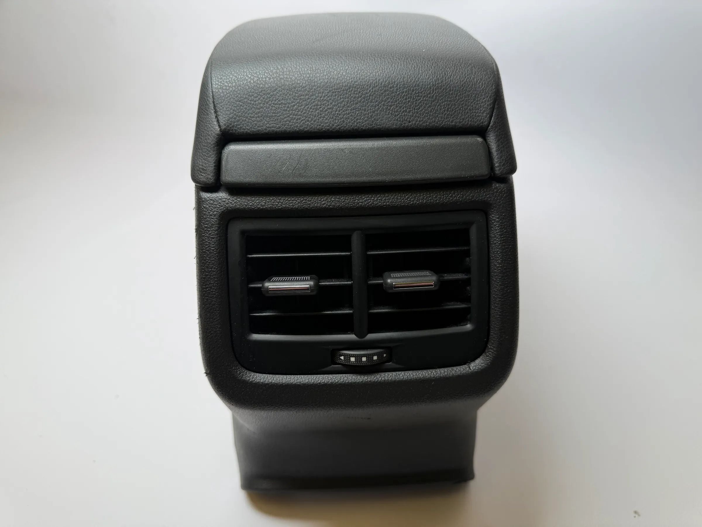 Oryginalna konsola środkowa schowek Seat Leon III 3 (5F) 5F0 863 243 / 241
