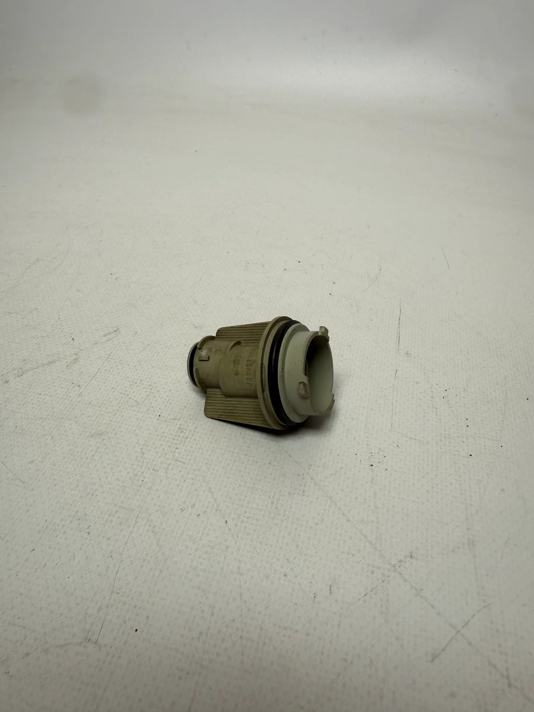 Oryginalny VW Audi 80/90/100 A4/6/8 (8D2/...) Lampenträger 3B0953123