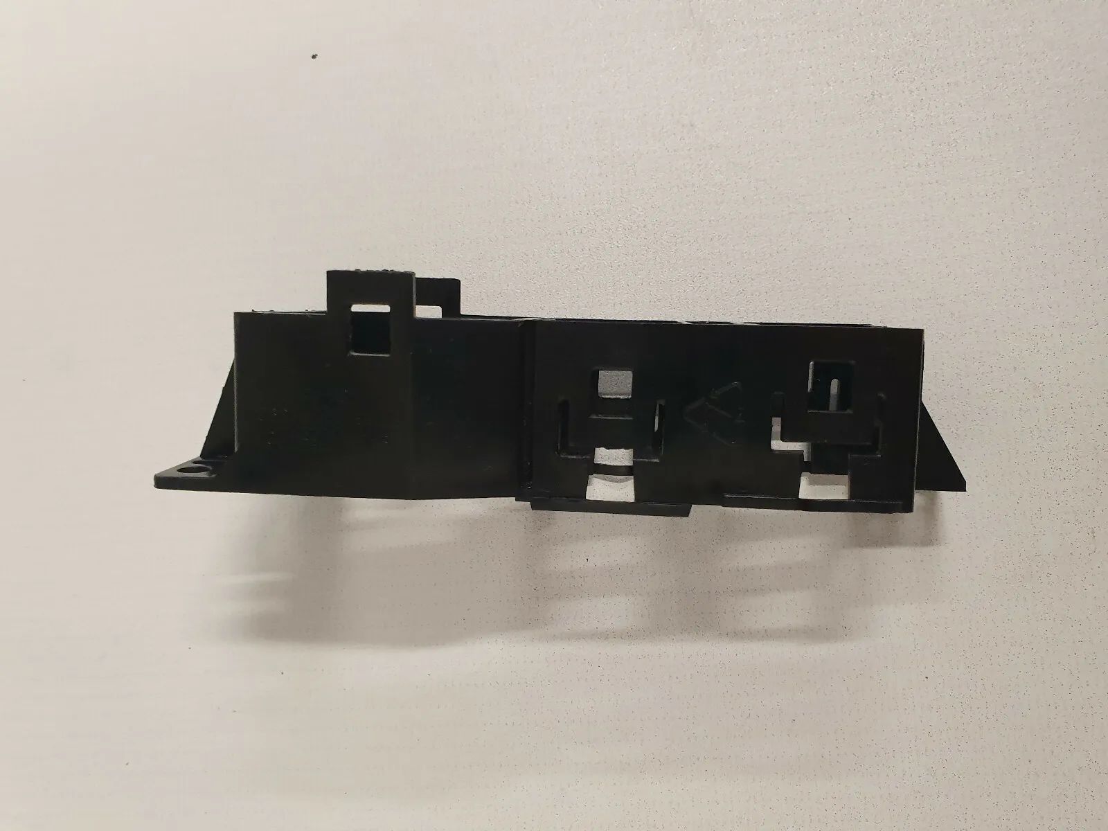 กรอบบังฝาปิดปัดน้ำฝนหลัง ฮีตเตอร์กระจก Ford Explorer U2 F77B10044C92 (K37)