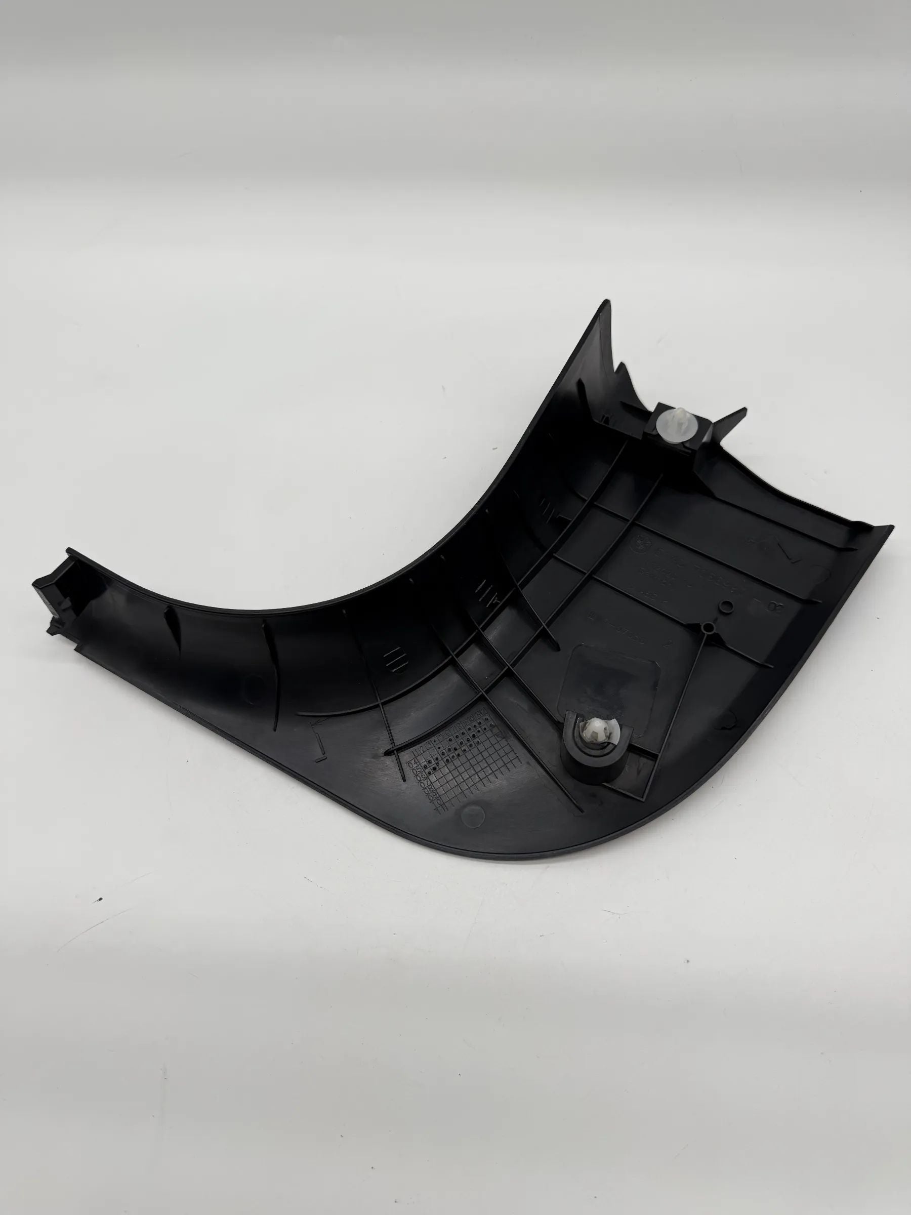 Обивка передней правой двери BMW Е90 Е91 Е92 7066990 Панель покрытия ножного пространства