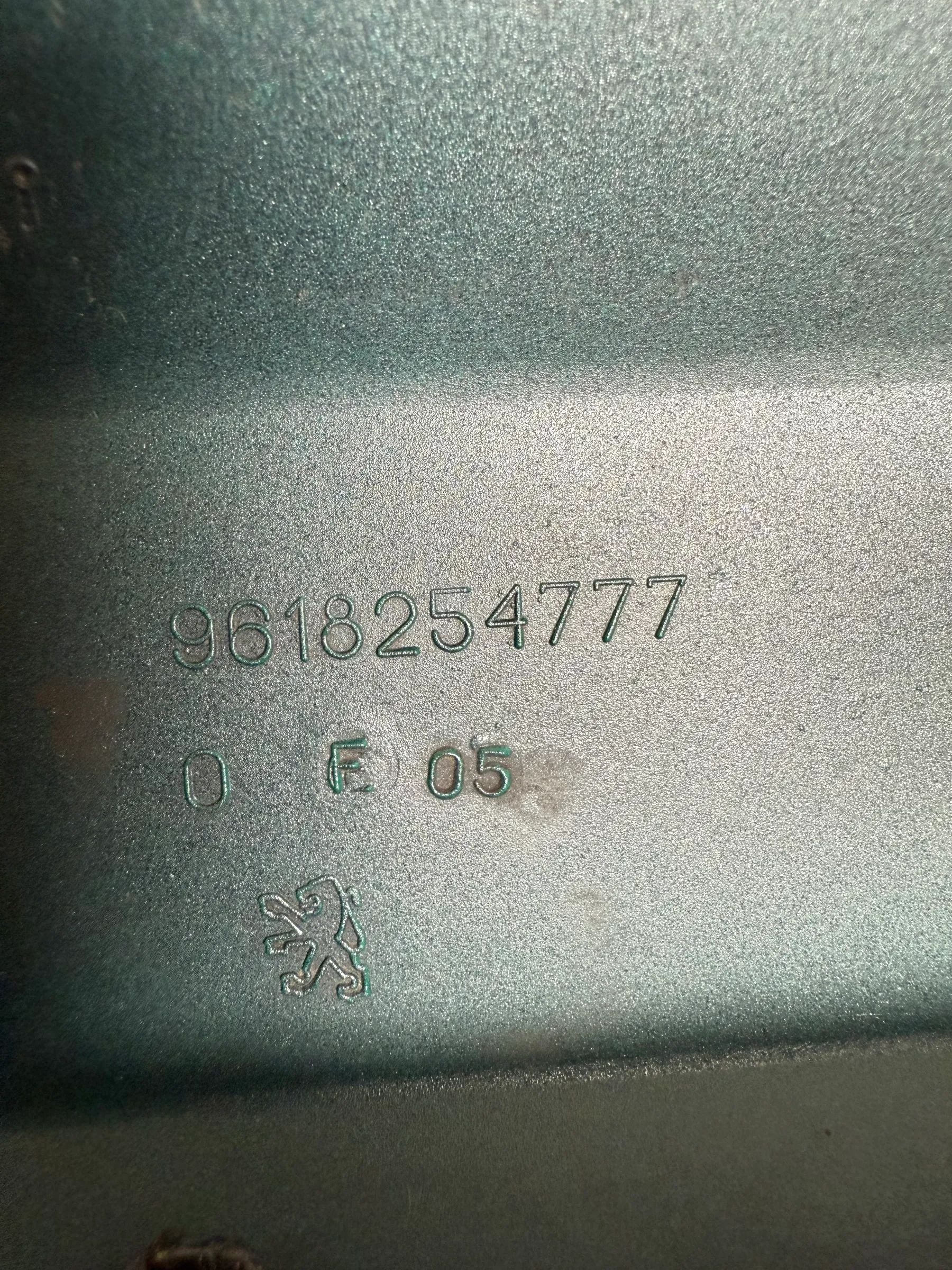 เปอโยต์ Partner 96-03 กระจังหน้าสีเขียว อะไหล่แท้ หมายเลข 9618254777