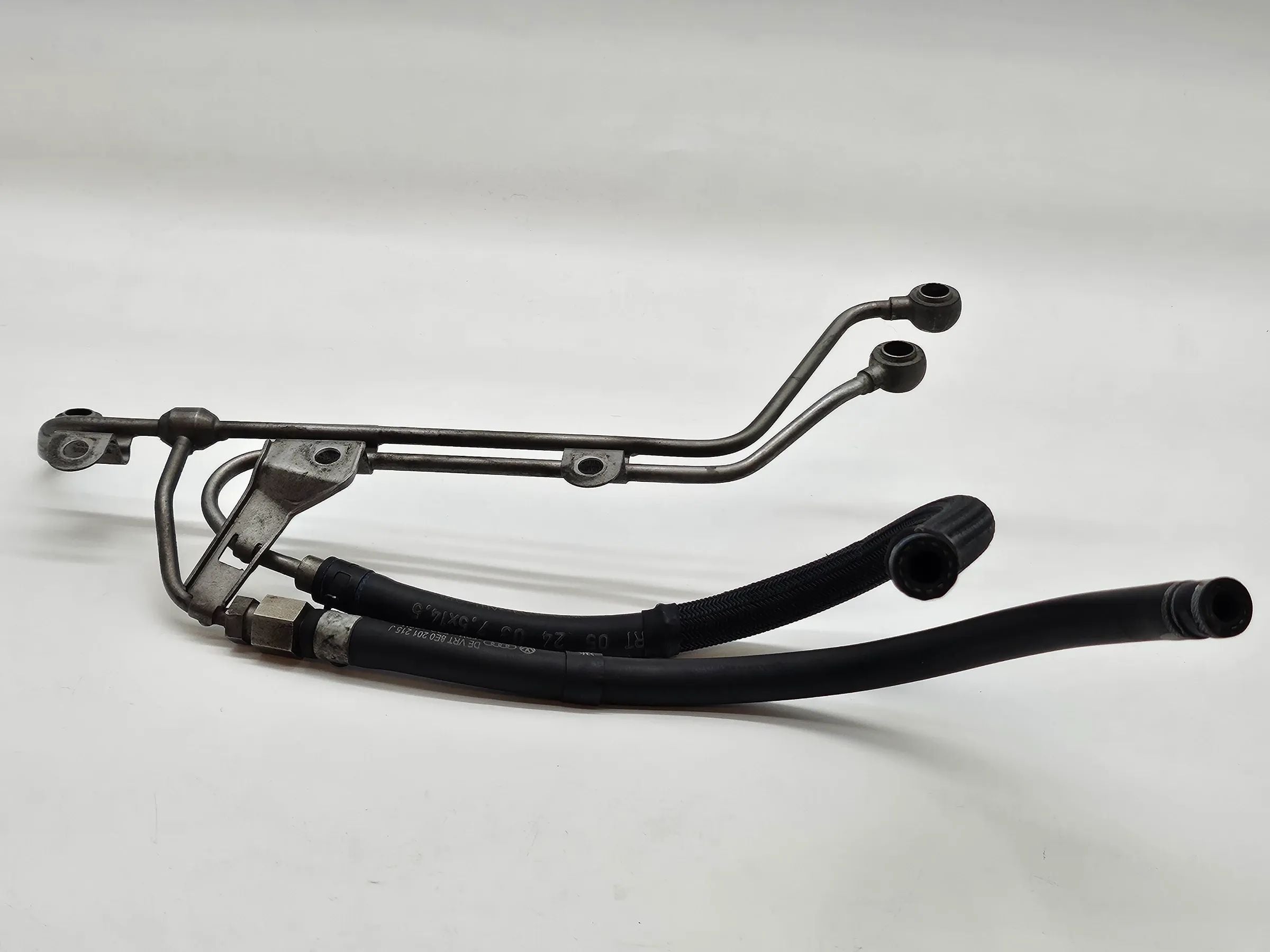 Audi A4 8E 2.0 FSI AWA 150PS  Kraftstoffleitung Verteiler 06D127509K