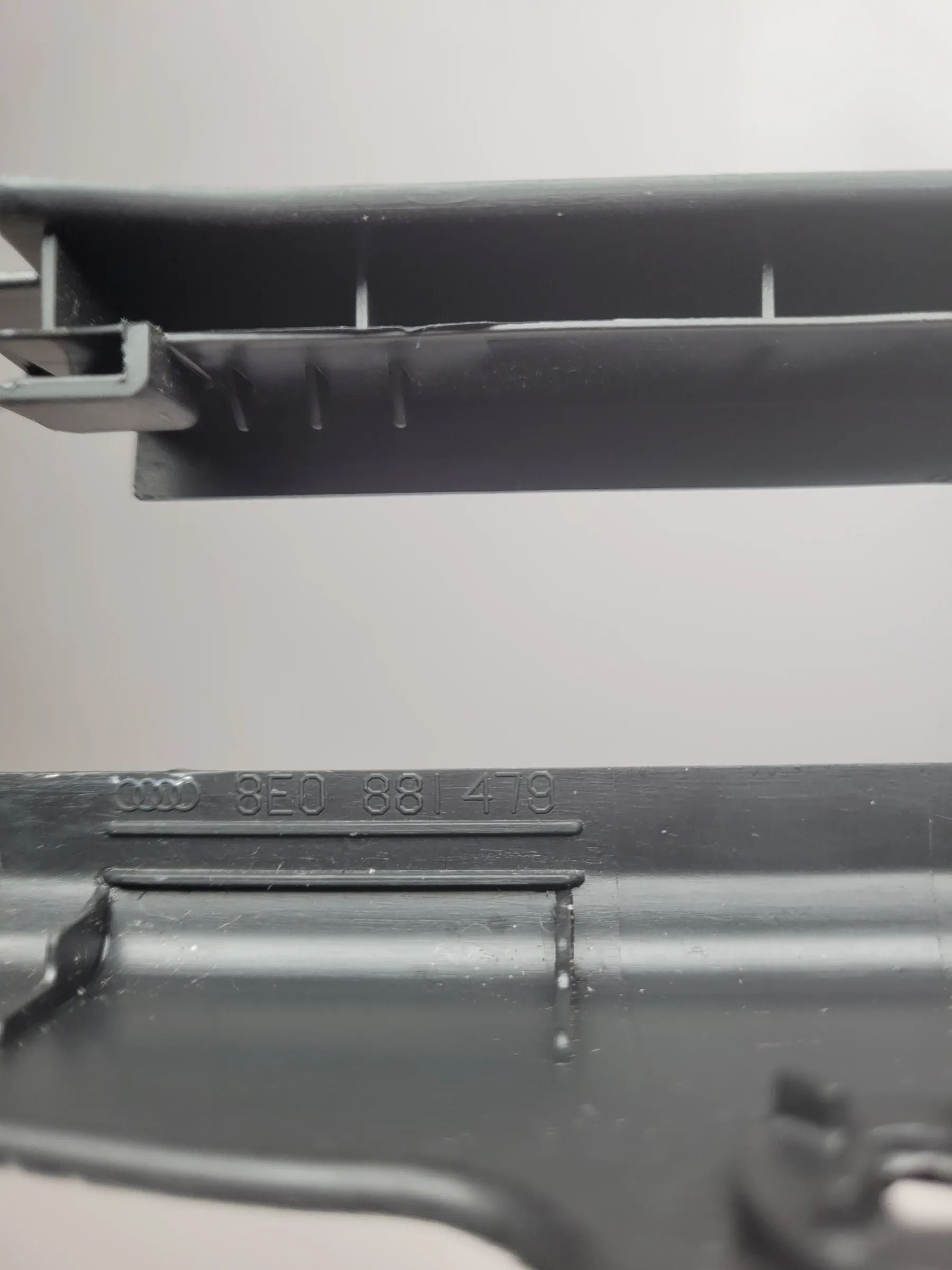 Audi A4 (8E/B6/B7) Verkleidung Sitz-Führungsschiene Rechts 8e0867286