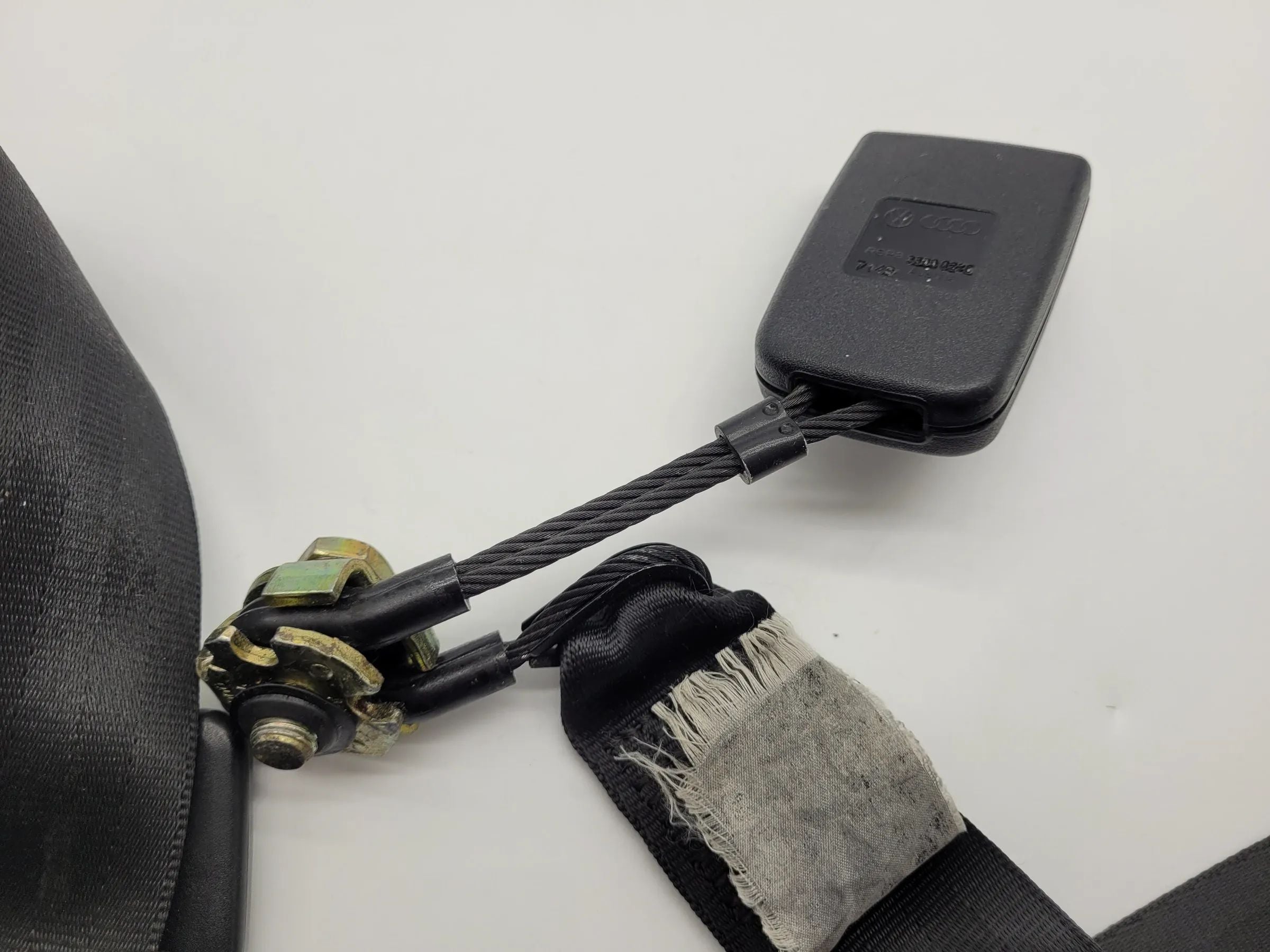 Original VW Golf IV 4 (1J1/1J5) Sicherheitsgurt Gurtschloss Hinten TRW 33000226