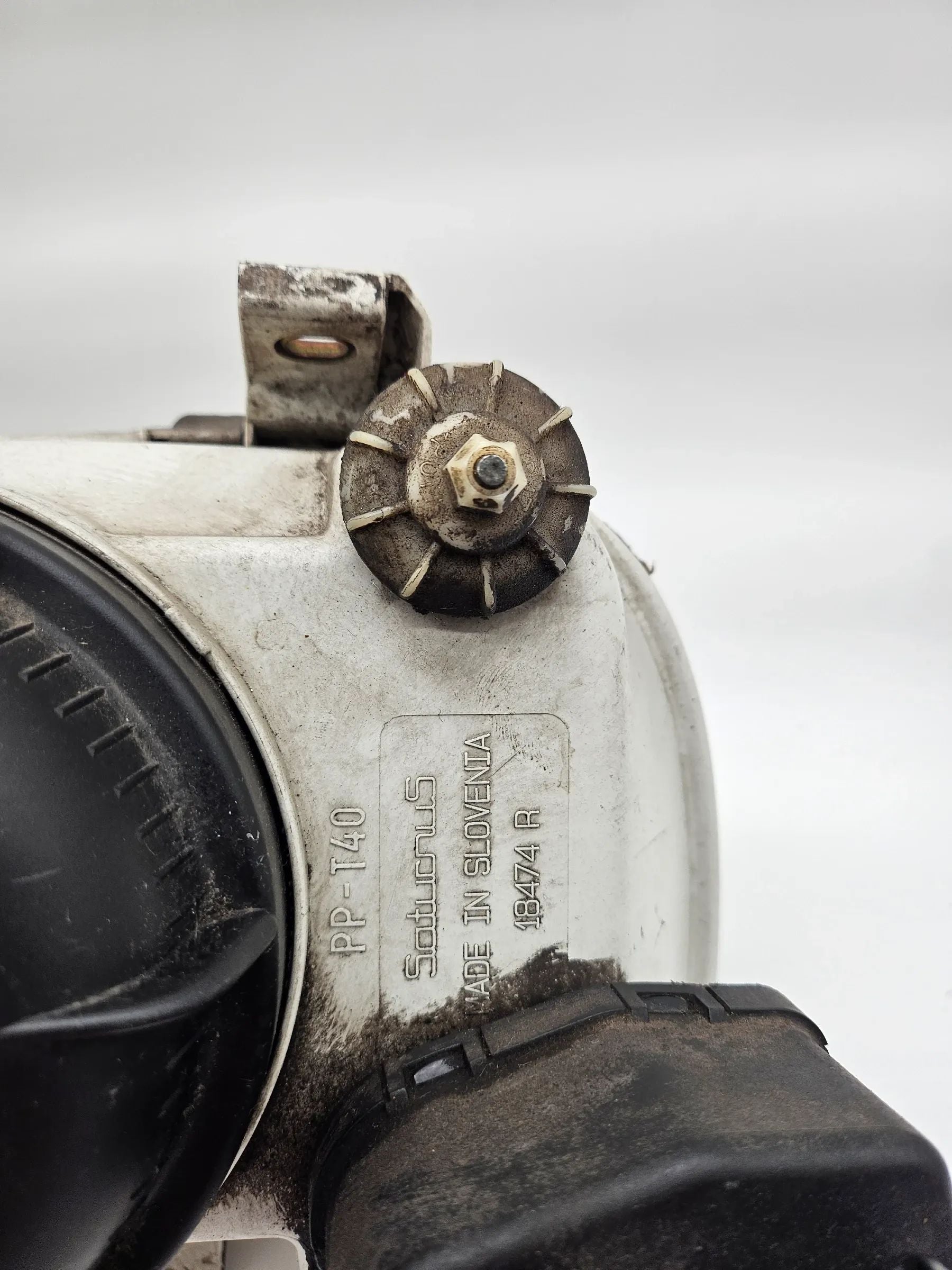 Oryginalny reflektor przedni prawy VW Golf 3 1H Saturnus 18474R