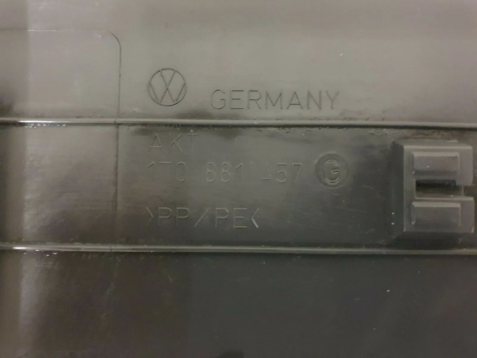 original VW Touran 1T Sitzverkleidung Fahrerseite 1T0881457G  links