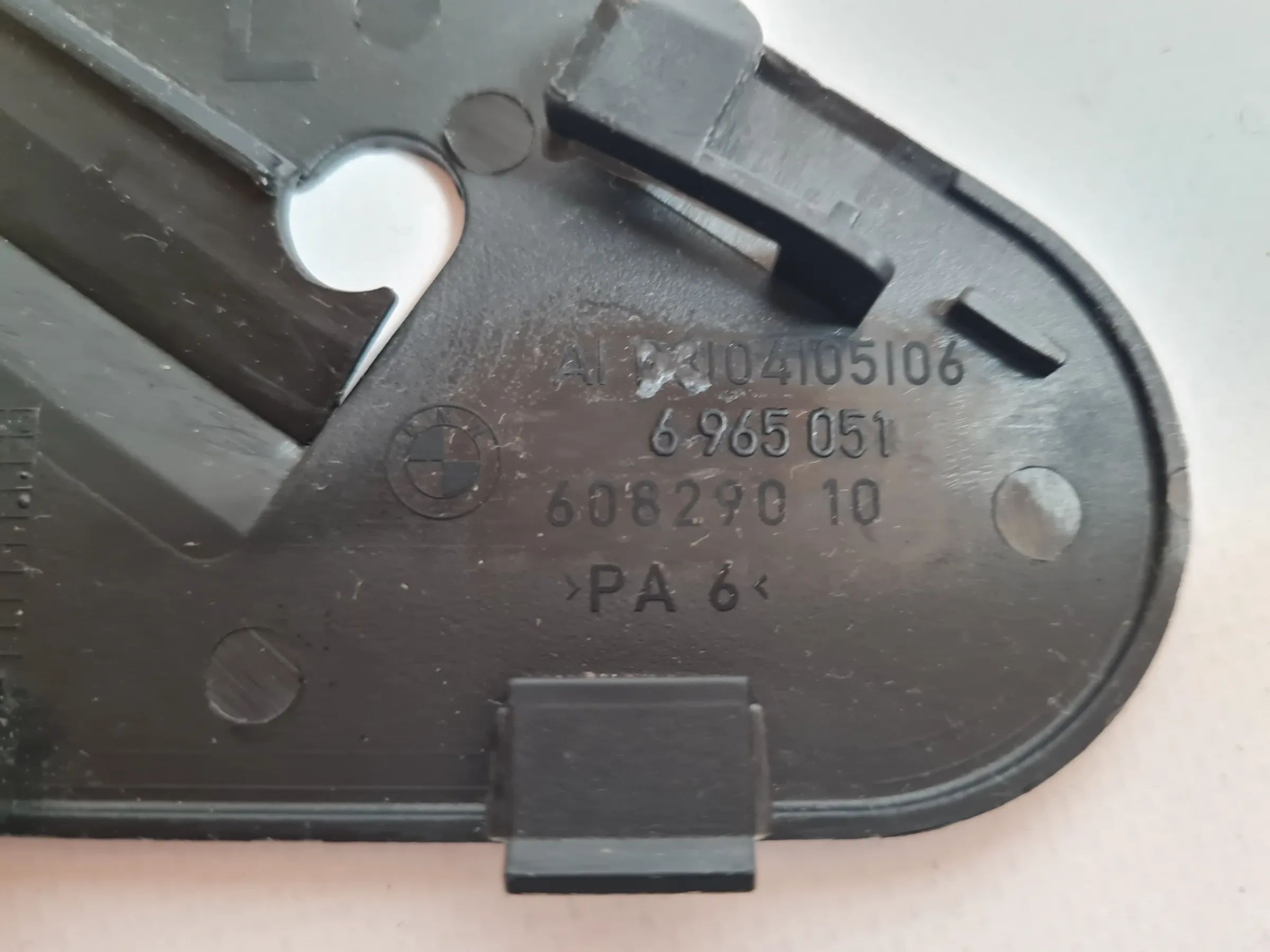 BMW 1/3 E81/E87/E91 Abdeckung Sitzlehnenbügel Links Hinten 6965051 (Original)