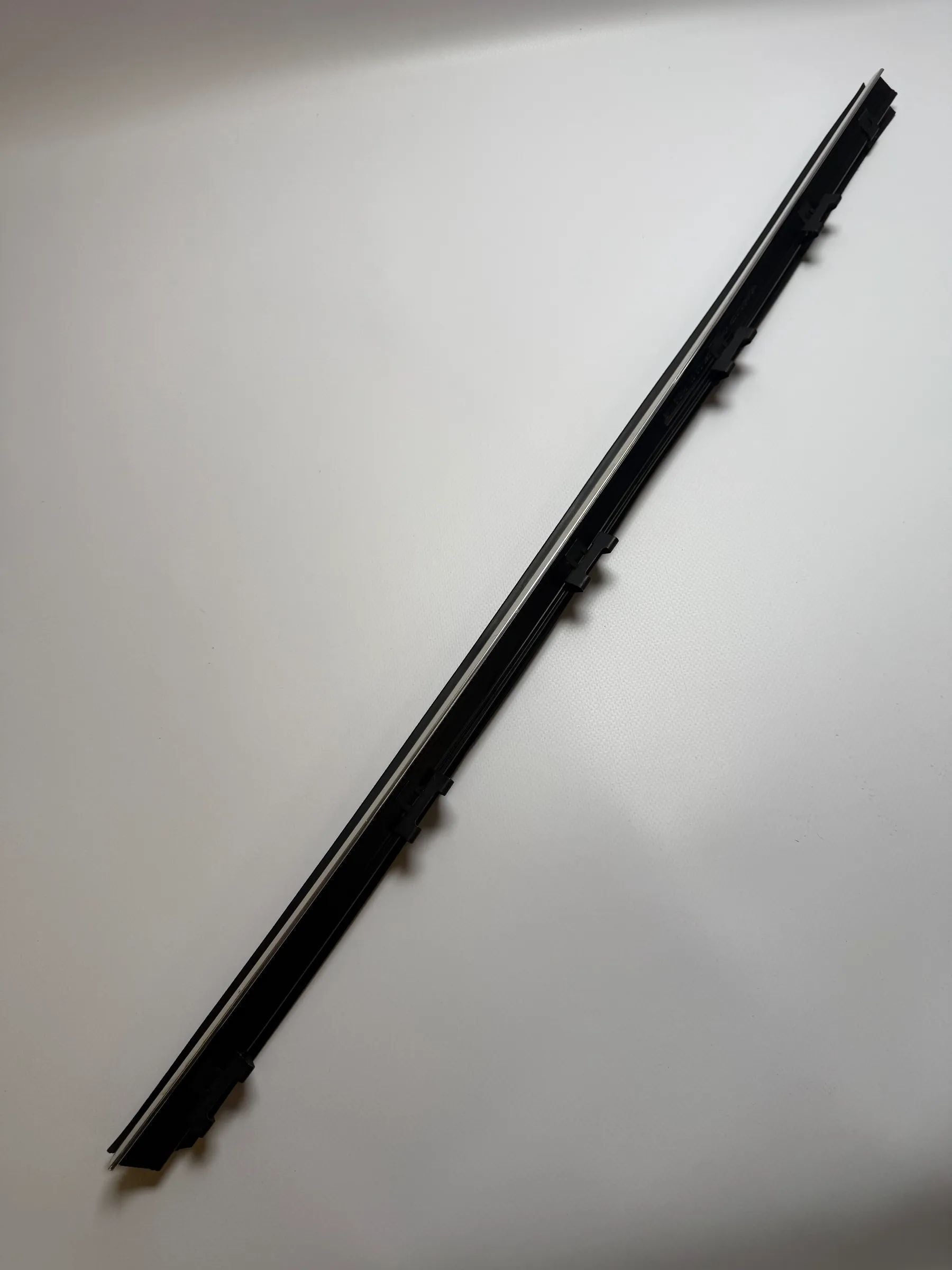 Oryginalna listwa przednia wewnętrzna lewa CHROM BMW 5er 51218185815