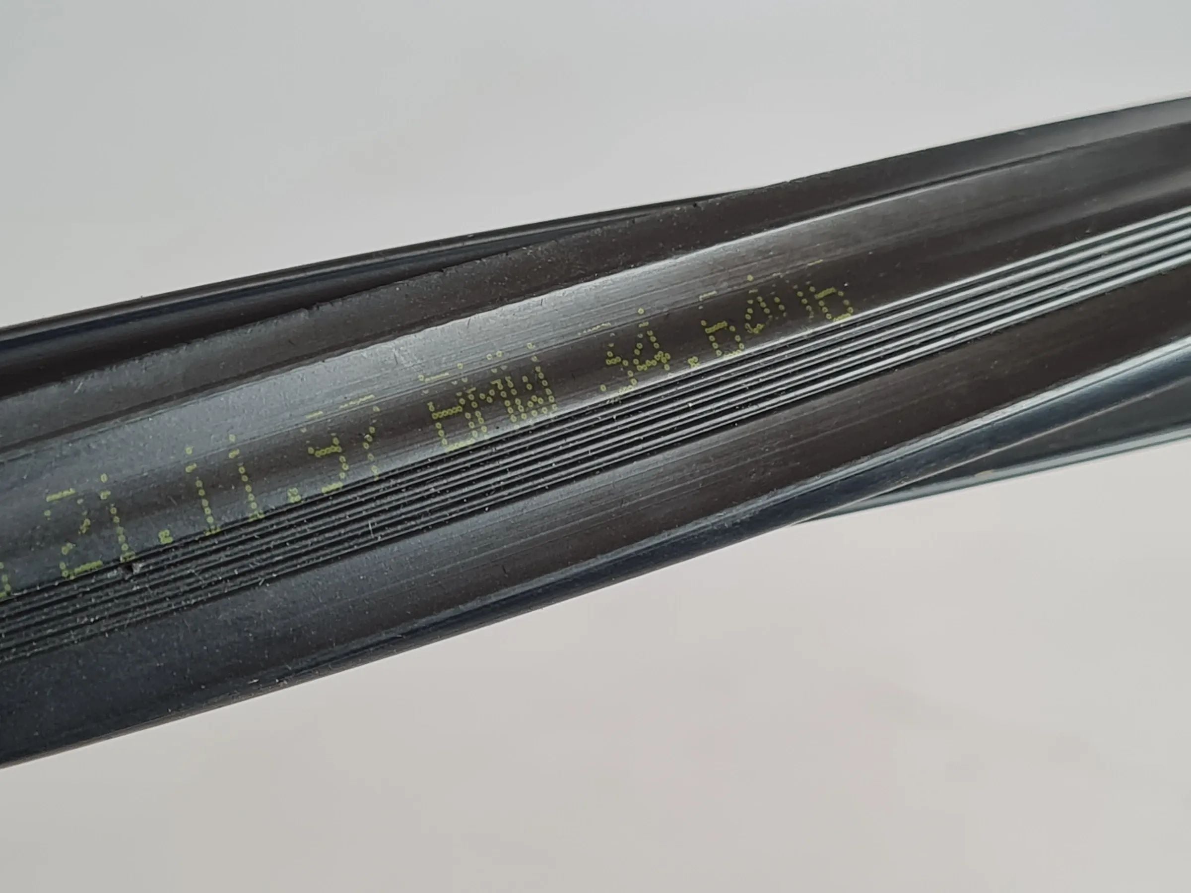 ซีลยางแนวหน้าต่างแท้ BMW 5er E39 ด้านขวาหลัง 8159818 / 34.6406