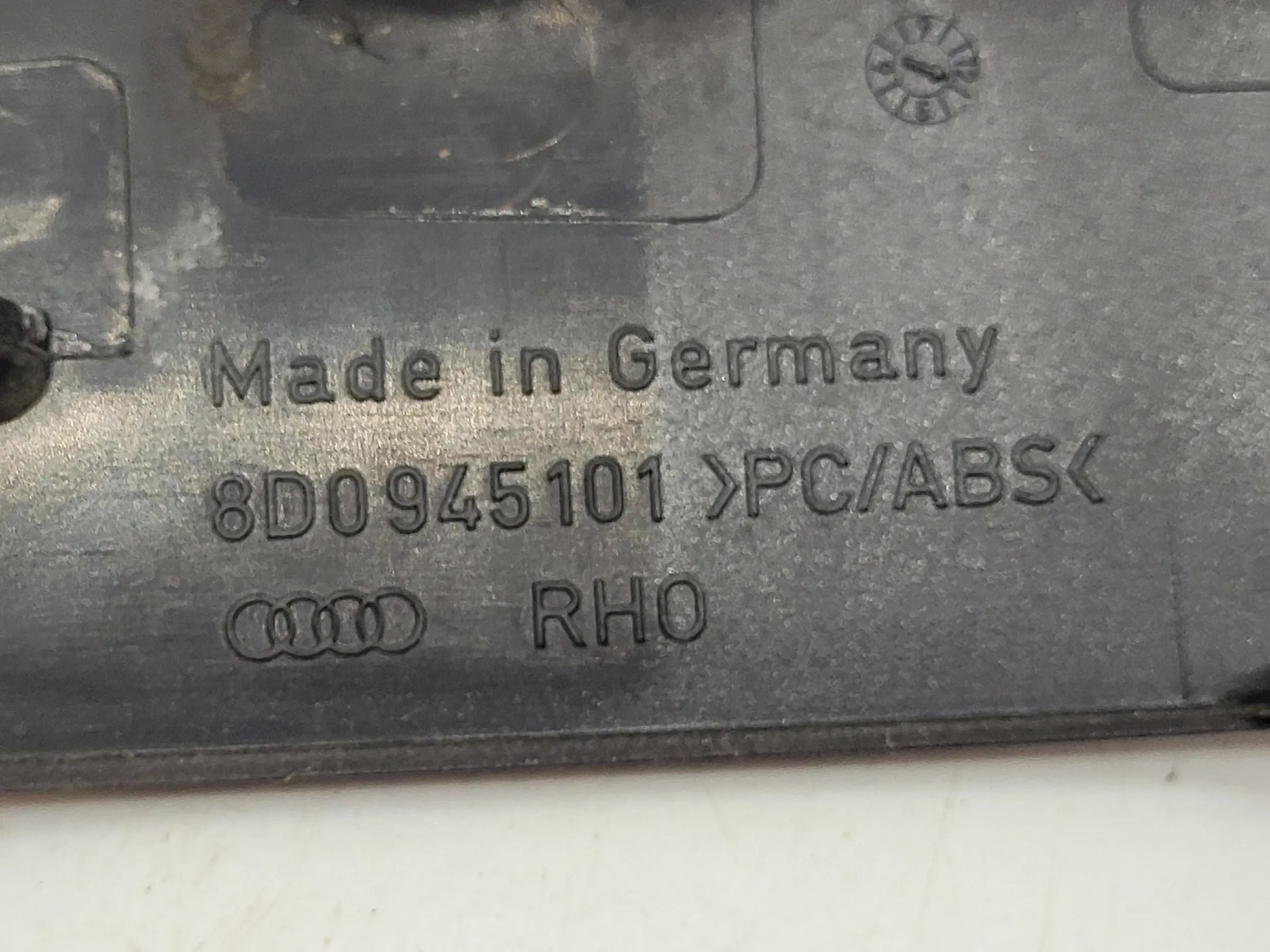 Original Audi A4 B5 Blende Rahmen Rücklicht 8D0945101