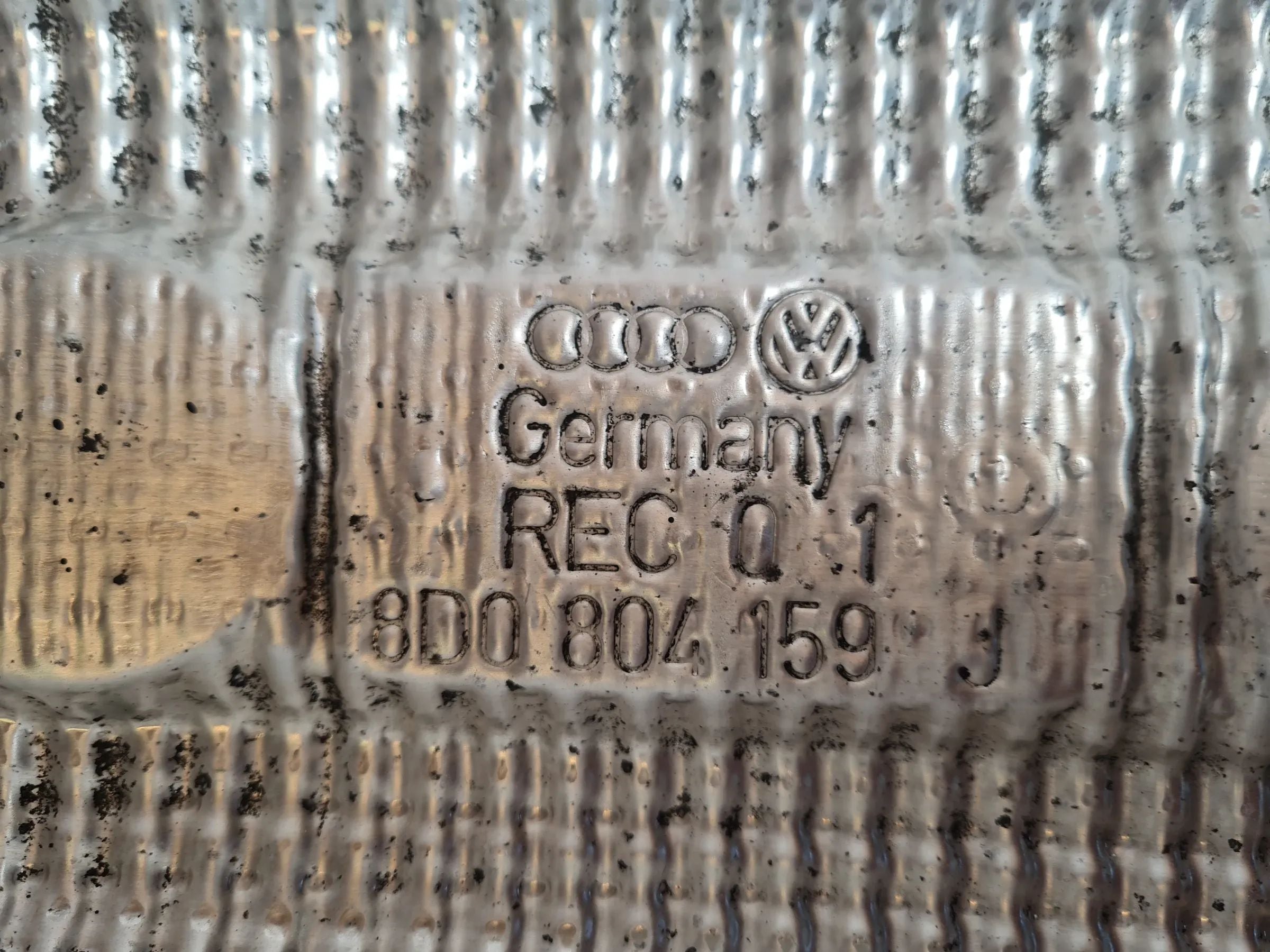 Original Audi A6 (4B2/4B4) Hitzeschutzblech Mittelstück Auspuff 8D0804159J