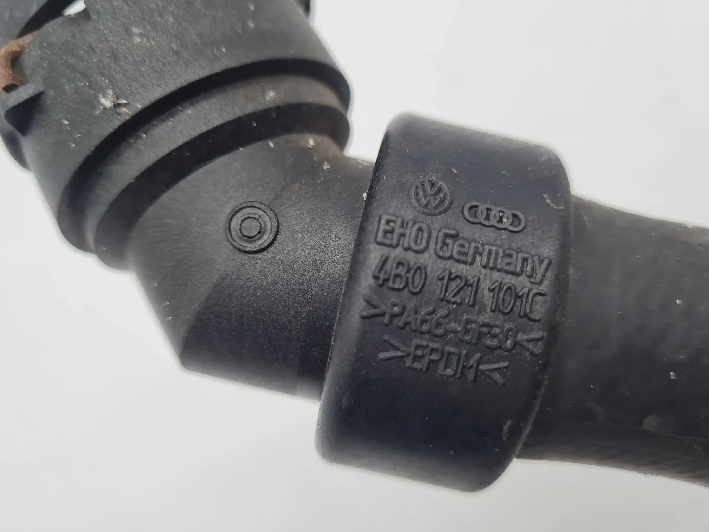 Original Audi A6 (4B2/4B4) 2.4 V6 Kühlerschlauch Kühlwasser 4B0121101C