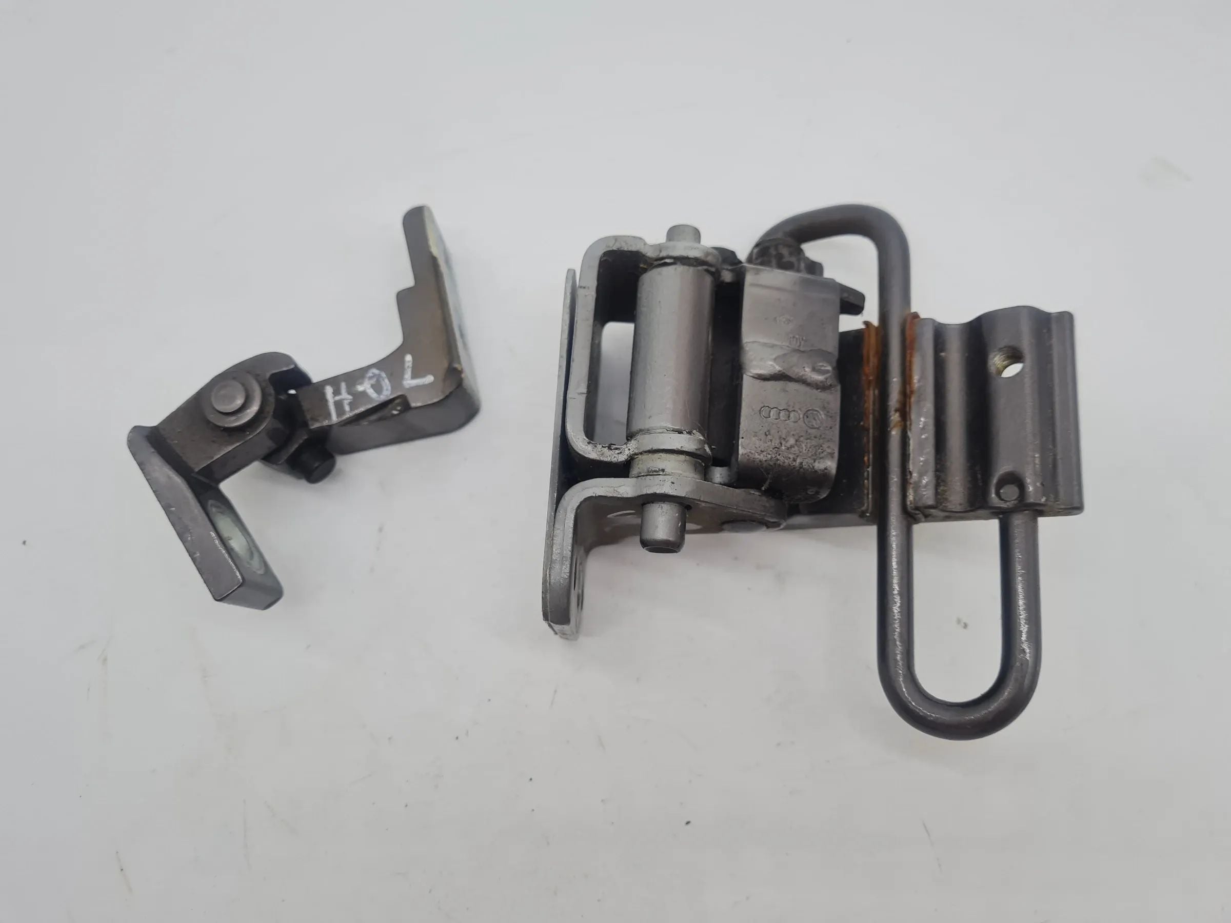 Original Audi A6 (4B2/4B4) Türscharnier Satz Set Hinten Links 4B0833411E