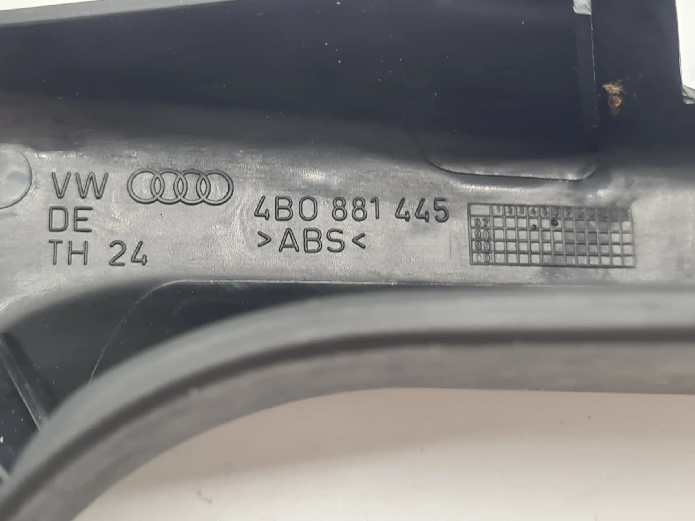Original Audi A6 Sitzverkleidung Abdeckung Schiene Vorne links 4B0881445