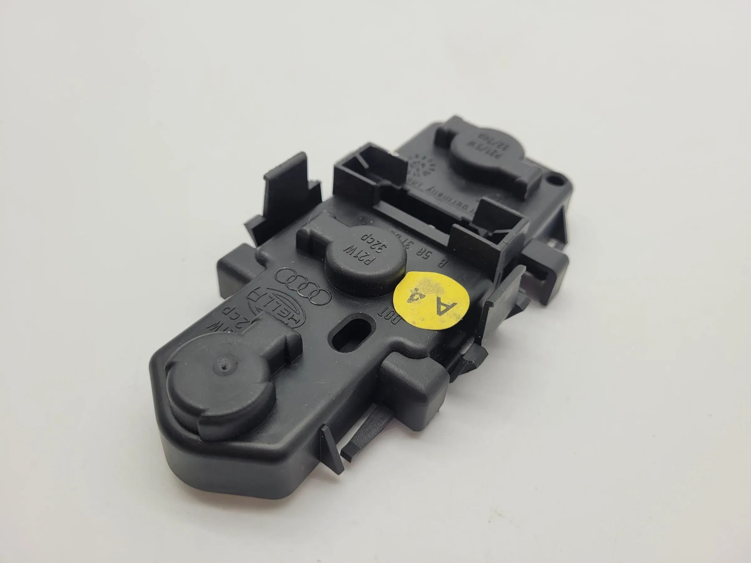 純正 アウディ A6 (4B2/4B4) テールランプ / リアランプ ランプブラケット R/L 148162