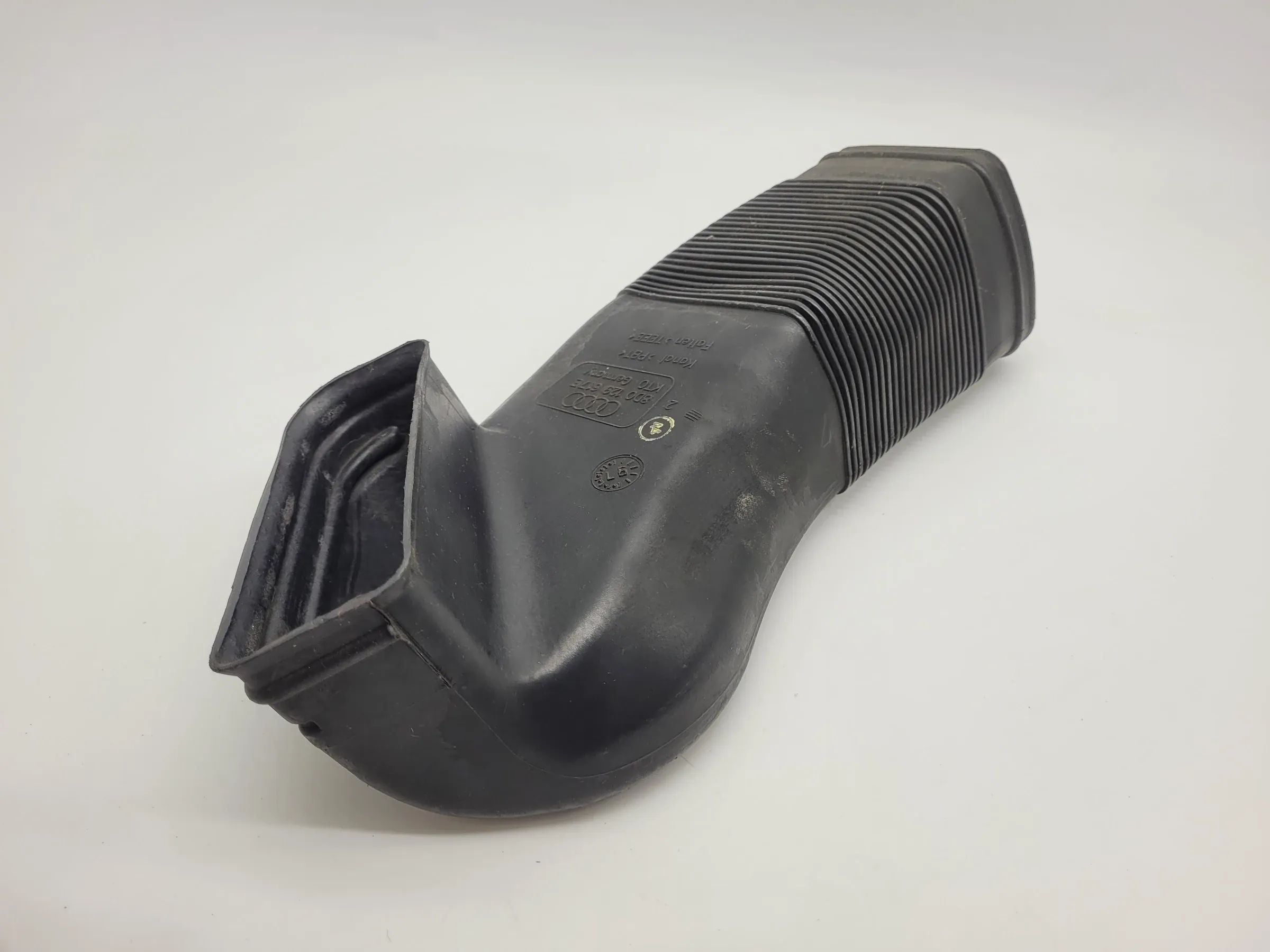 Original Audi A6 (4B2/4B4) Ansaugschlauch für Luftfilter 8D0129617E