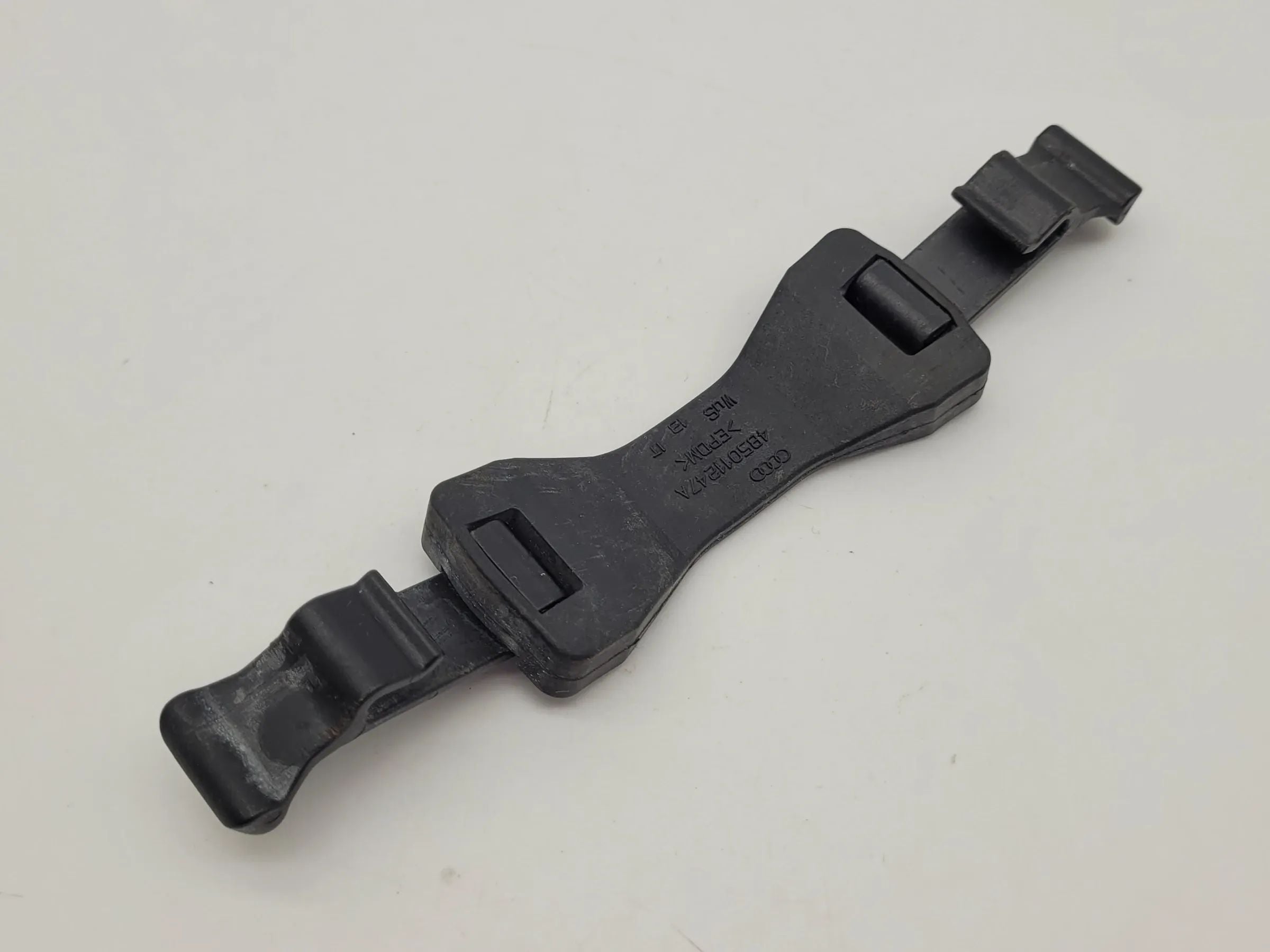 Original Audi A6 (4B2/4B4) Halterung Gummi Lasche 4B5011247A