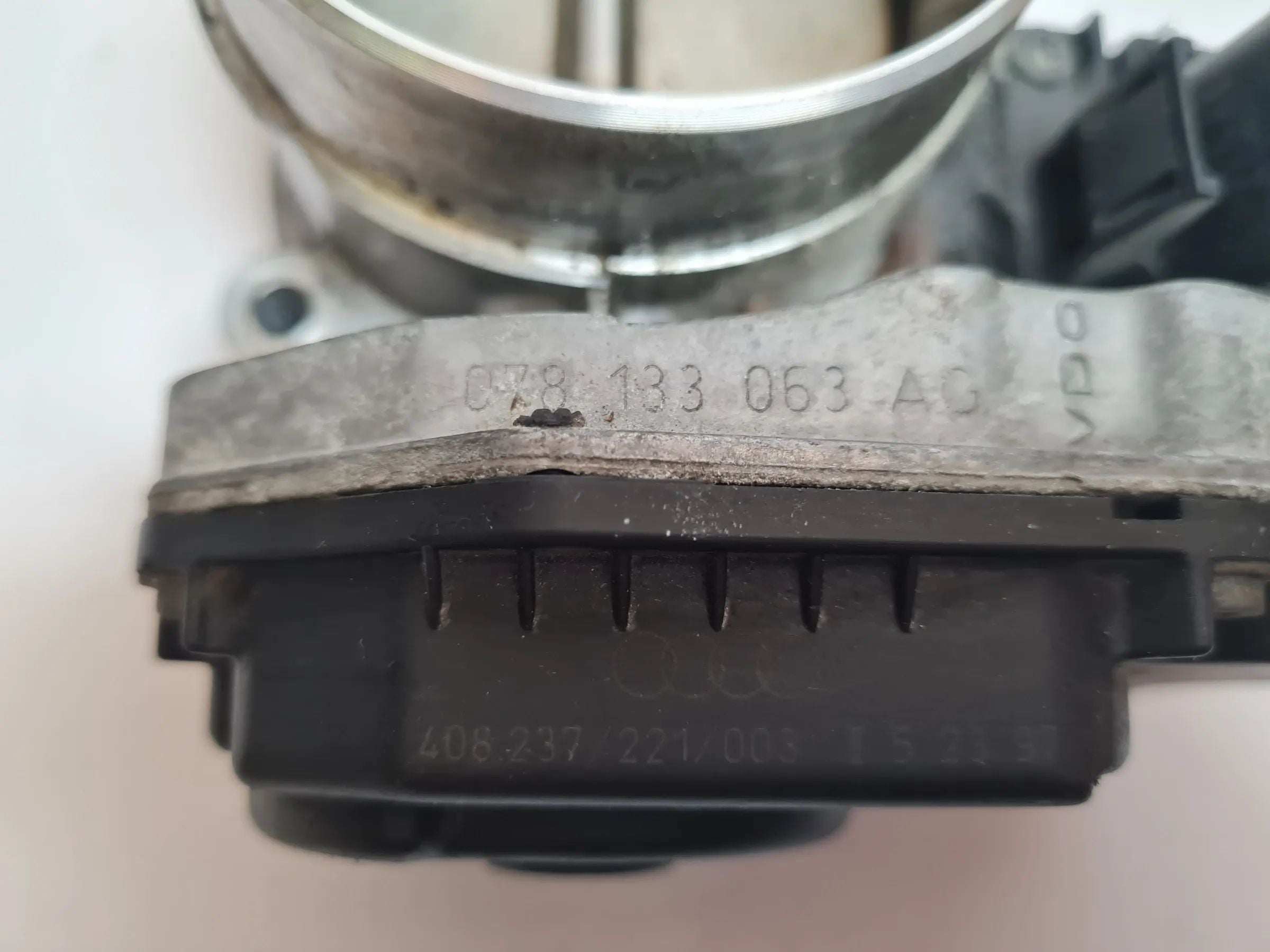 Original Audi A6 (4B2/4B4) 2.4 V6 Drosselklappe Stutzen 078133063AG