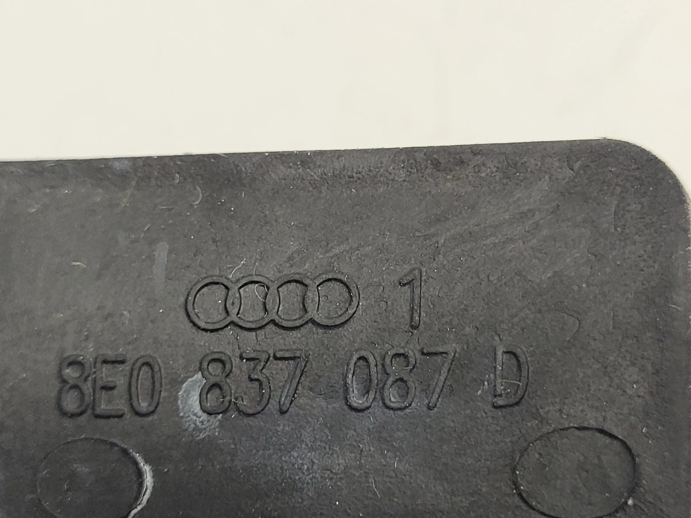 Original Audi A4 (8E/B6/B7) Türschloss Gummi L/R Vorne/Hinten 8E0837087D
