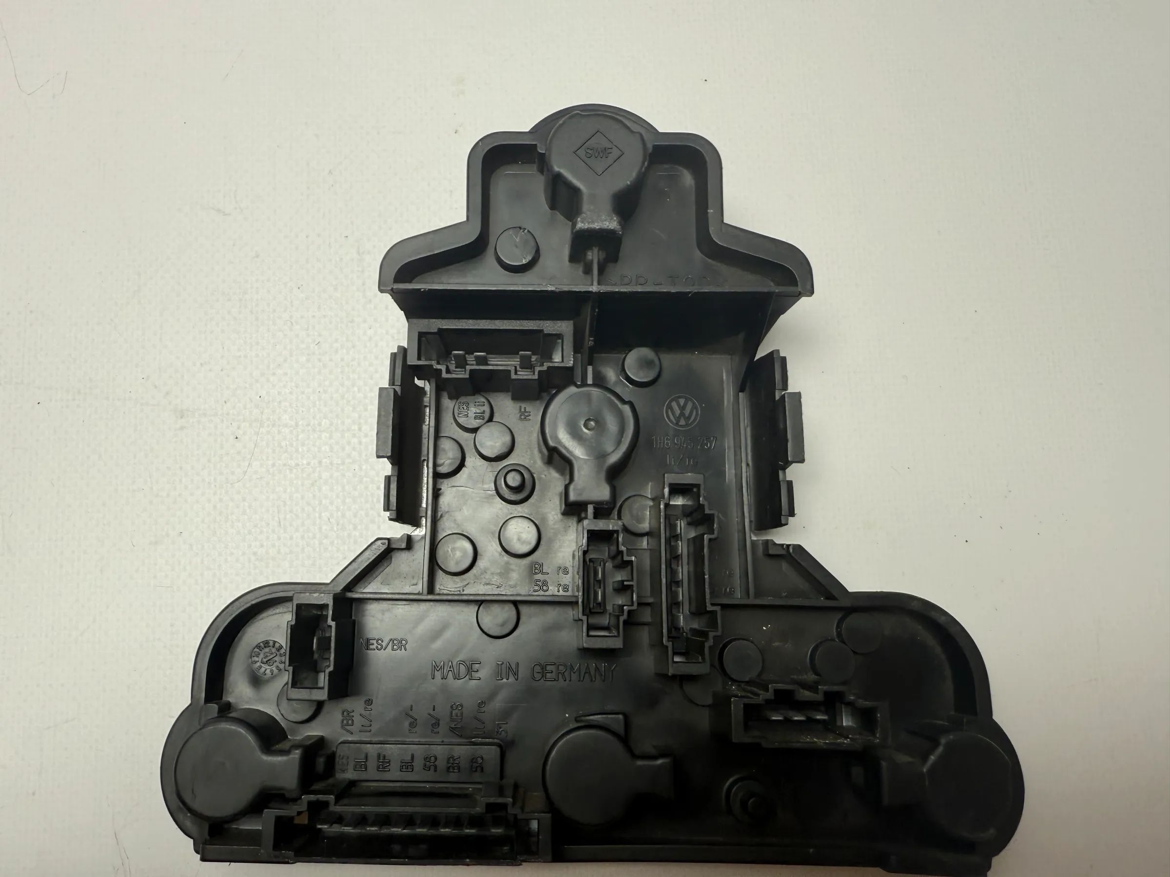 Оригинальный держатель лампы заднего фонаря VW Гольф 3 (VR6 GTI) 1H6 945 257