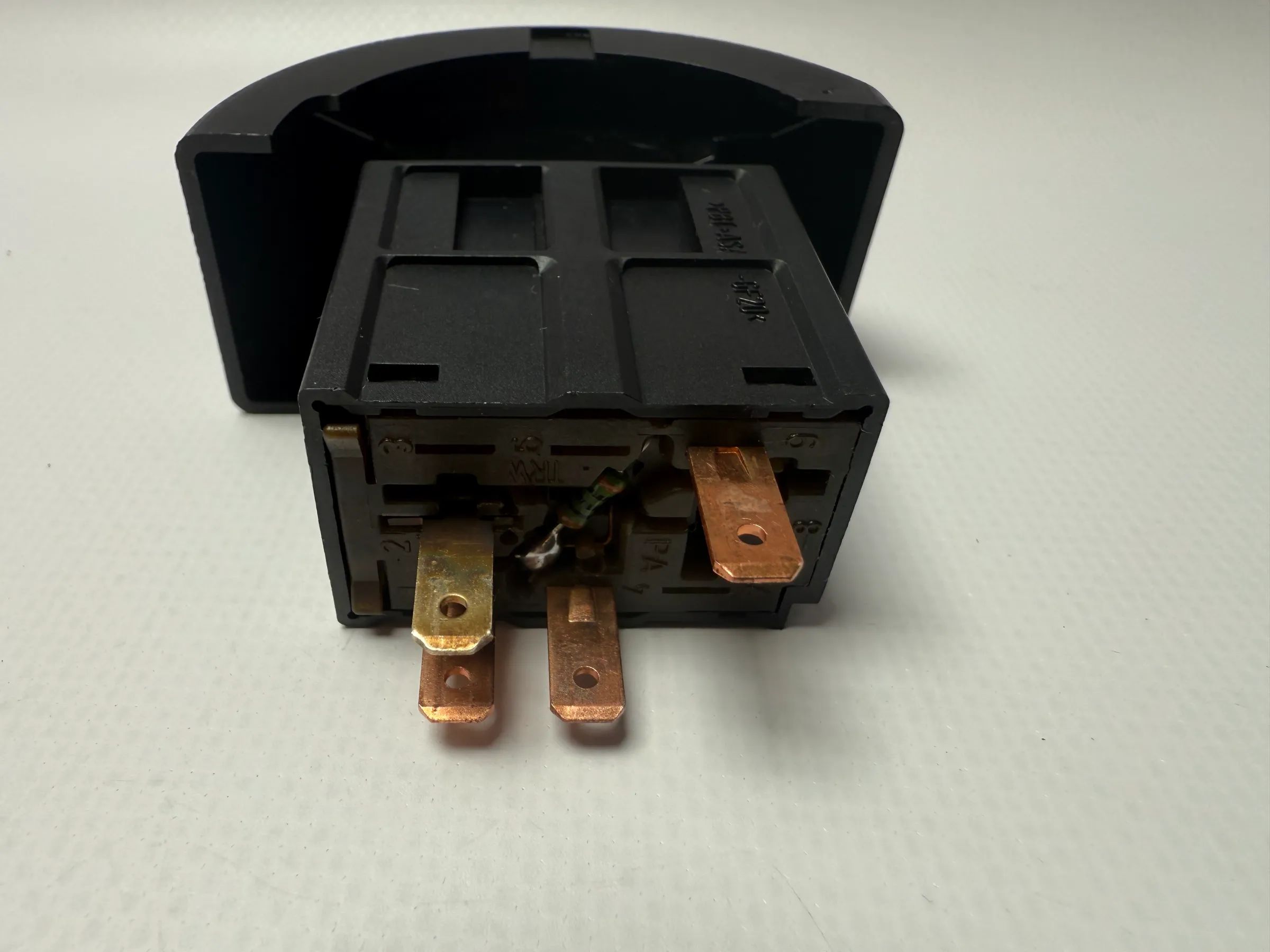 Оригинальный переключатель аварийной сигнализации Opel Astra G в передней вентиляционной решетке 09131728