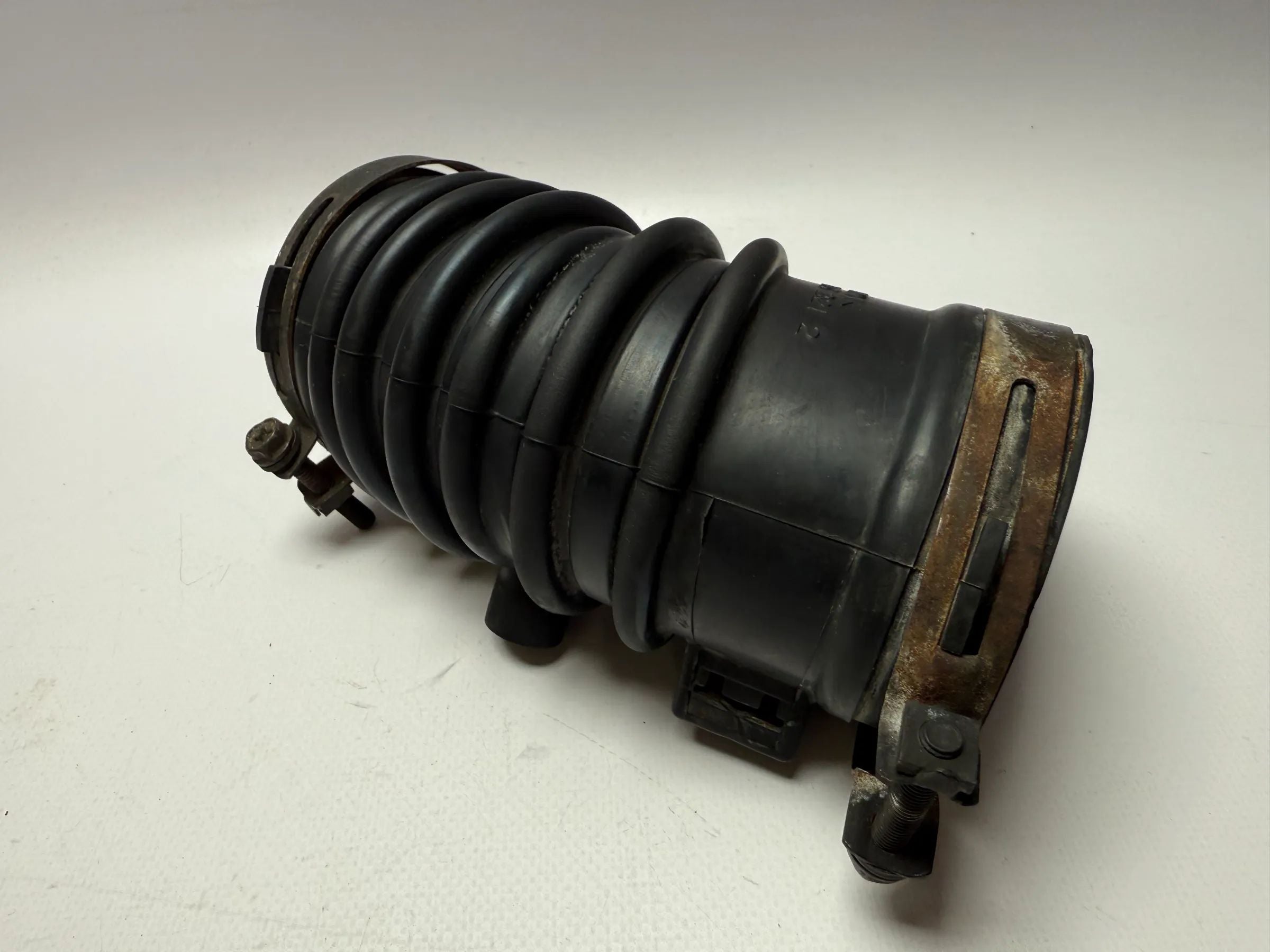 Originele Mazda 6 2.0 104 kW inlaatspruitstuk inlaatslang L813132212