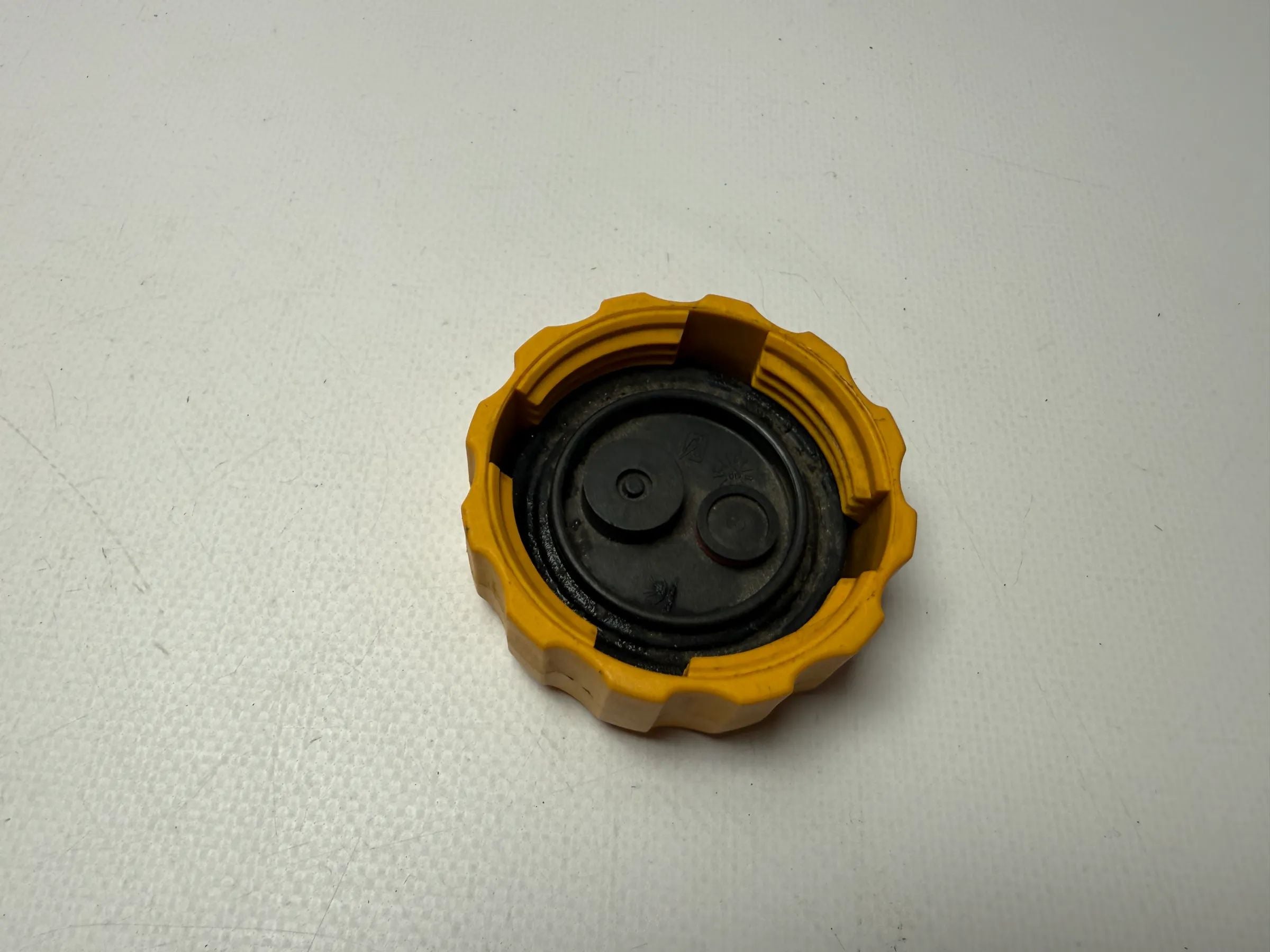 Оригинальная крышка радиатора и крышка расширительного бачка Opel Saab 96536649 Auto-veritas