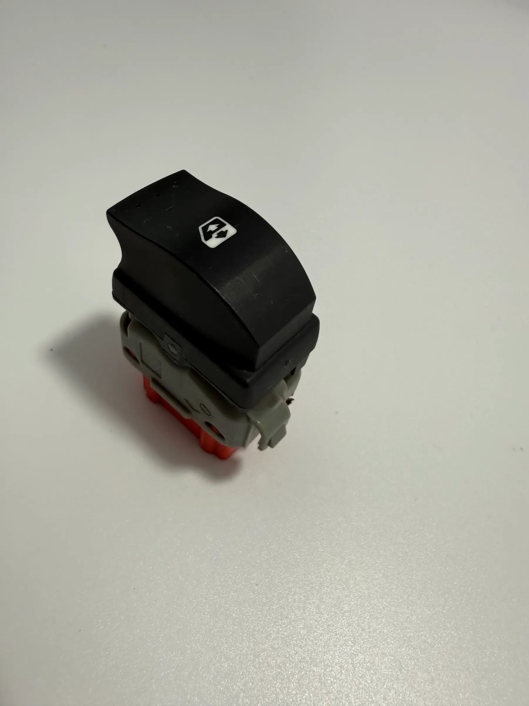 Оригинальный переключатель стеклоподъемника RENAULT CLIO III (BR0/1, CR0/1) красный 2808203