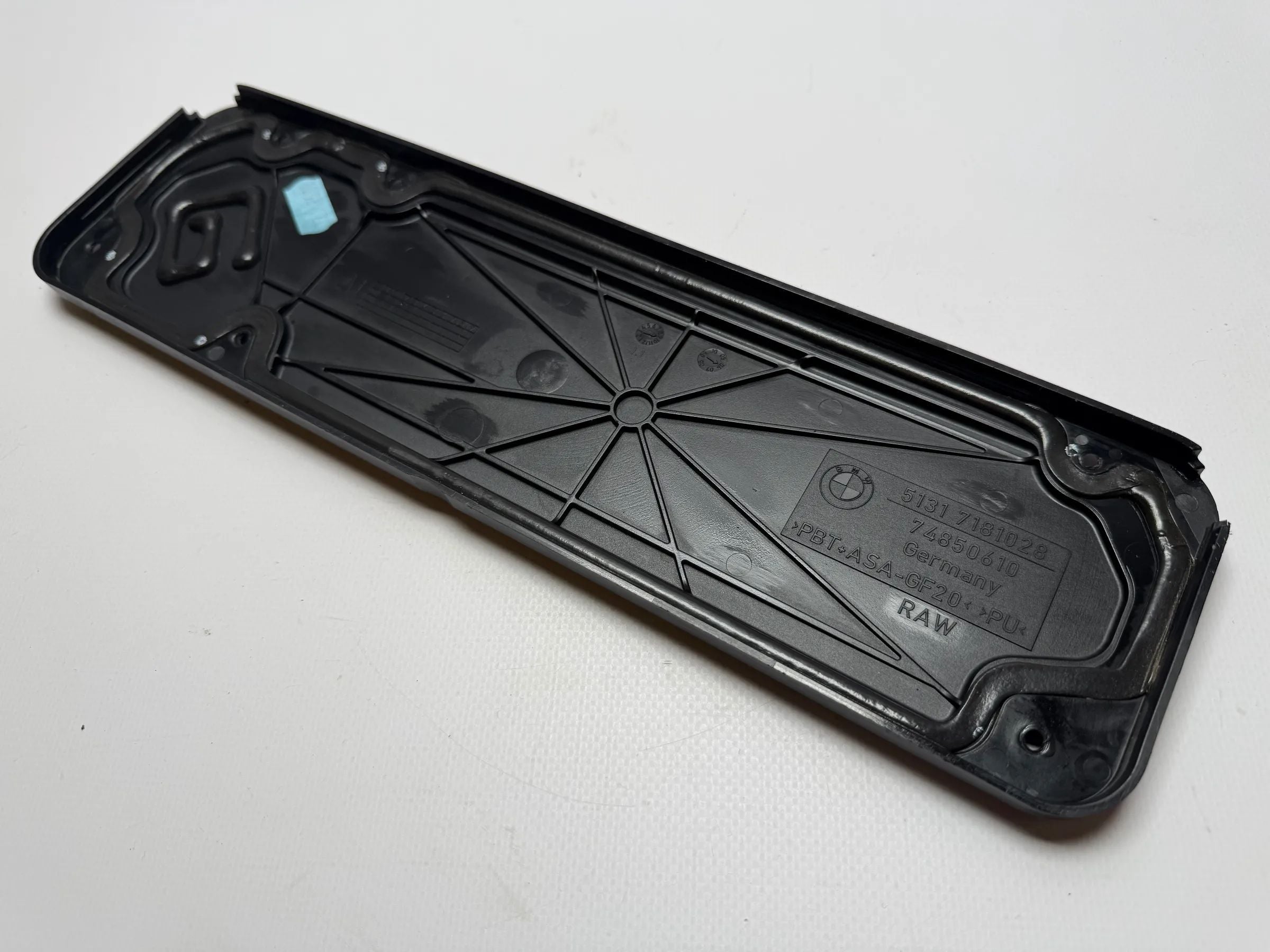 Оригинальная накладка крышки багажника BMW E91 Diversity заднее стекло 7181028