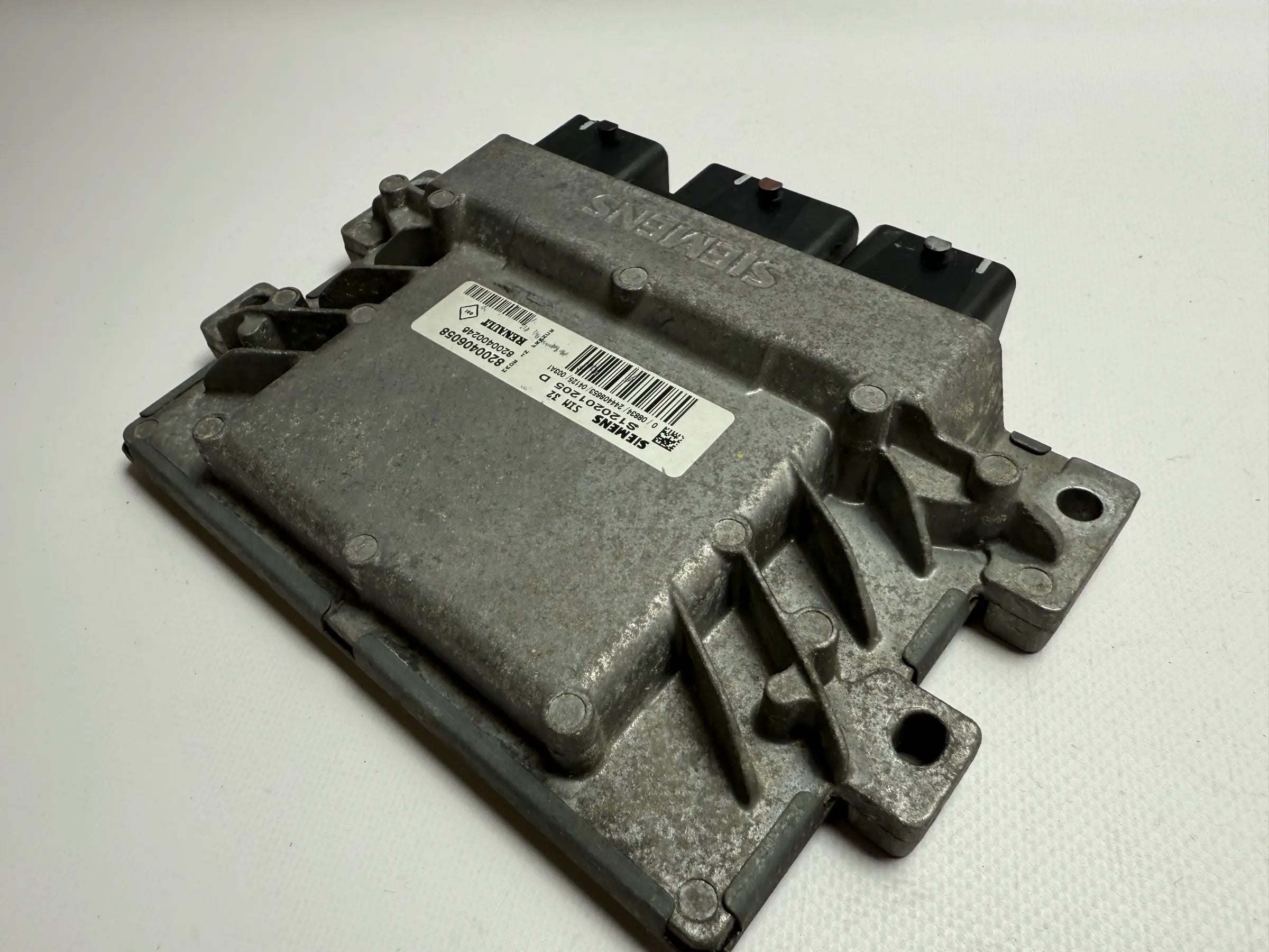 Оригинальный блок управления двигателем Renault Clio II ECU S120201205D / 8200406058 SIM32