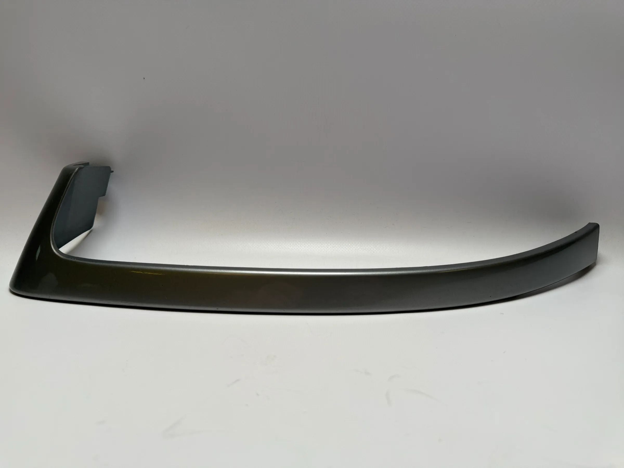 Оригинальная левая рамка крепления фар Опель Омега Б серебристая 90460437